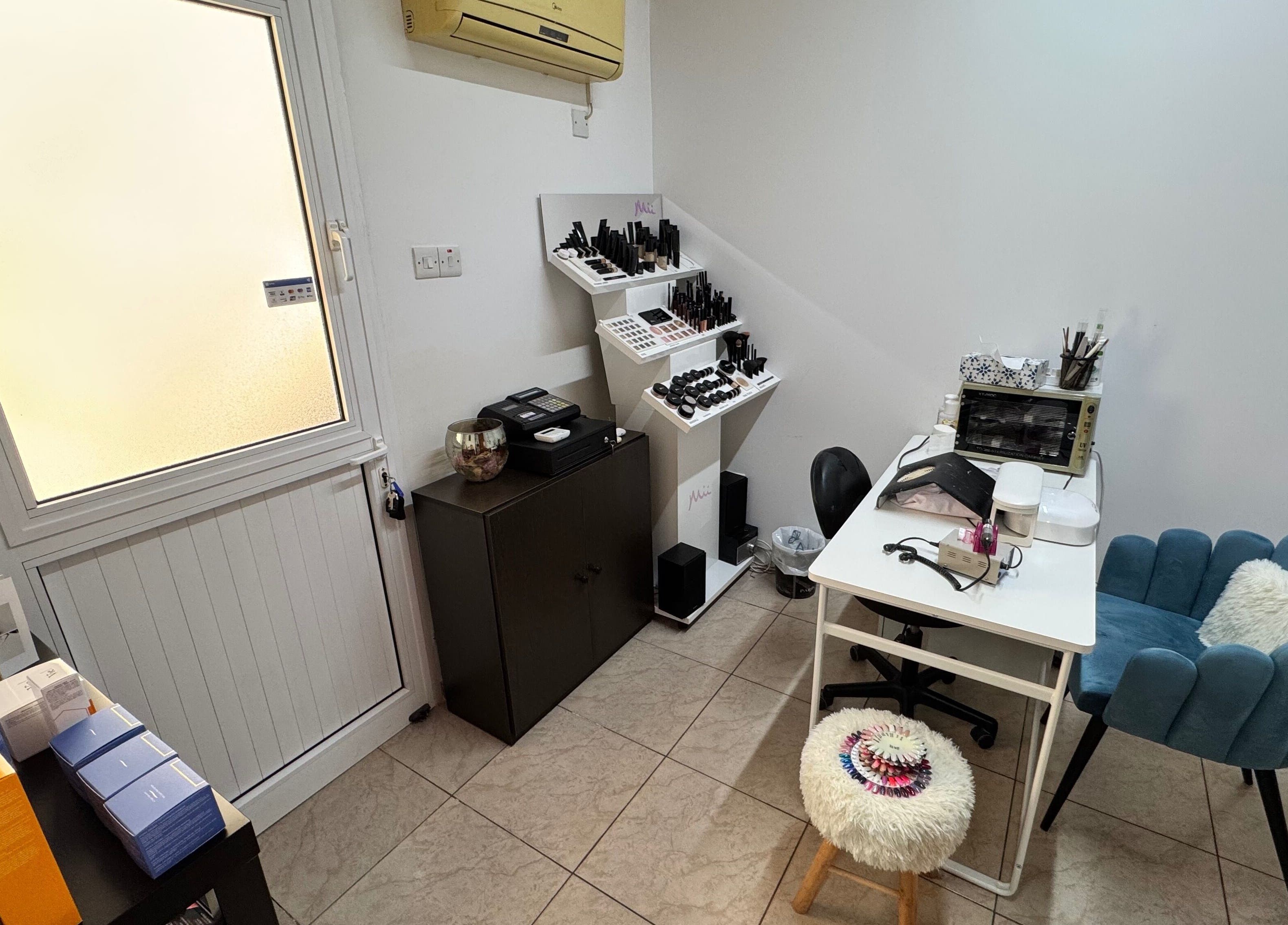 Εσωτερικός χώρος Rose Beauty Salon by Marina με κομψά έπιπλα στη Λεμεσό, Λεμεσός, CY.