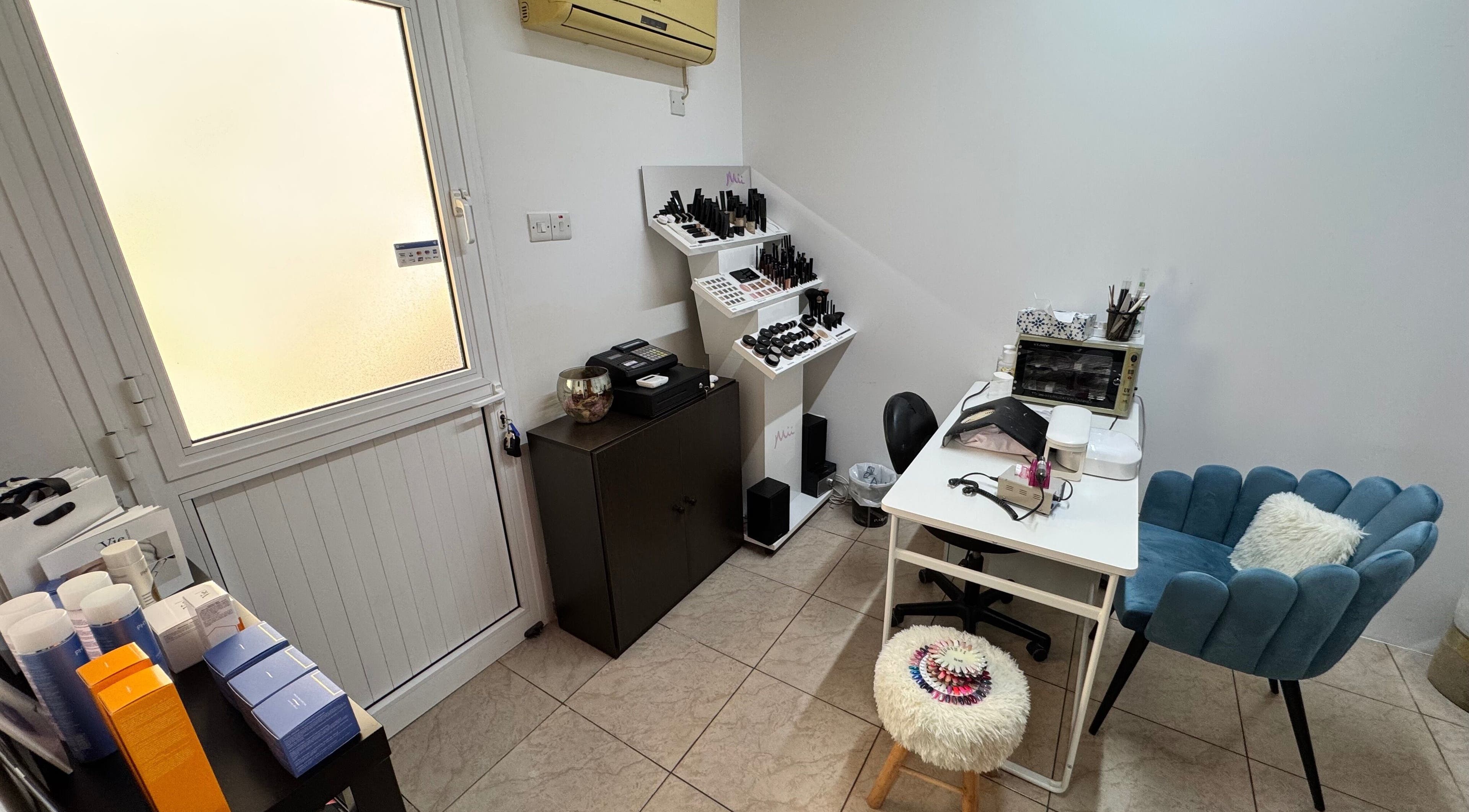 Εσωτερικός χώρος Rose Beauty Salon by Marina με κομψά έπιπλα στη Λεμεσό, Λεμεσός, CY.