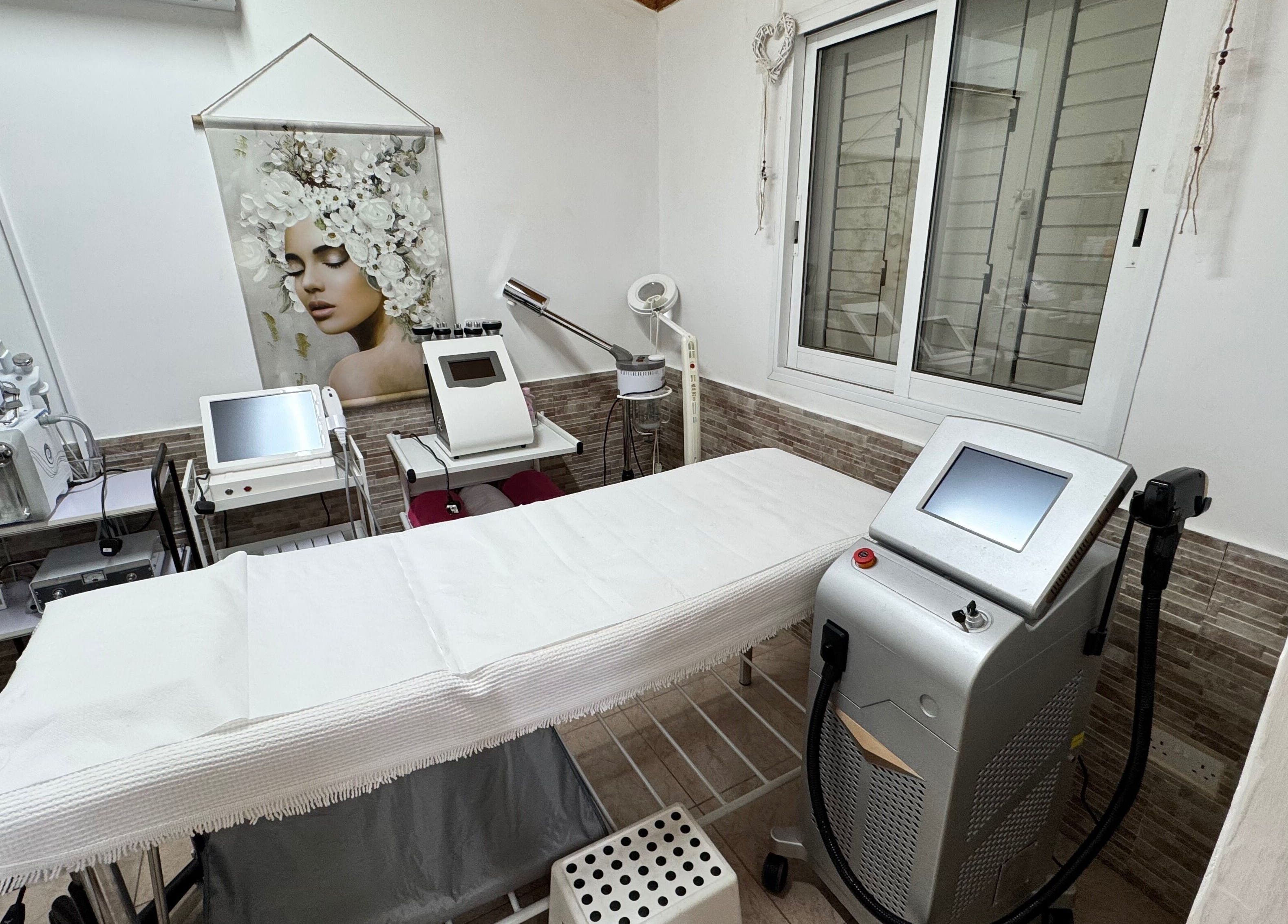 Εσωτερικό Rose Beauty Salon by Marina στη Λεμεσό. Άνετο δωμάτιο με επαγγελματικά μηχανήματα αισθητικής.