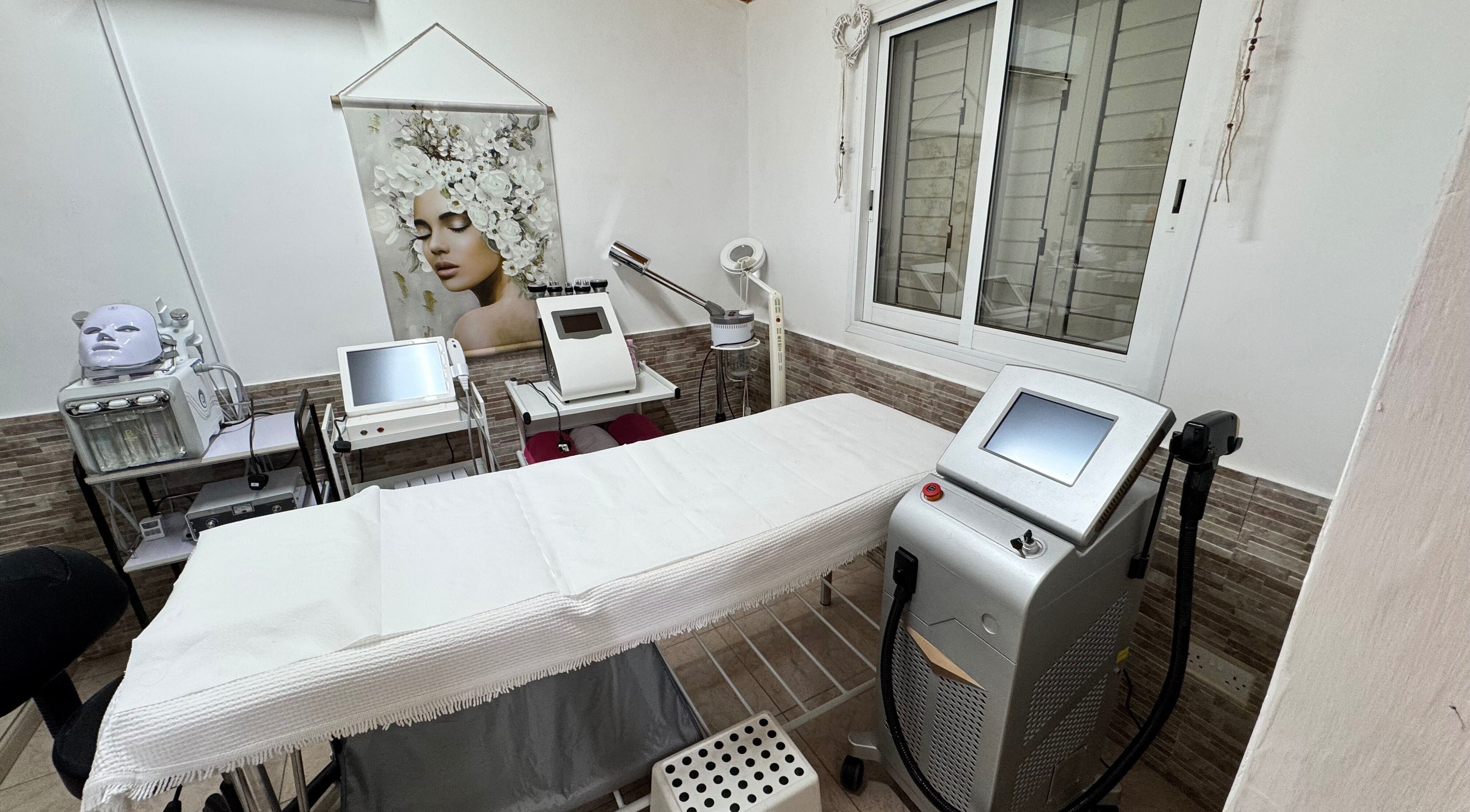 Εσωτερικό Rose Beauty Salon by Marina στη Λεμεσό. Άνετο δωμάτιο με επαγγελματικά μηχανήματα αισθητικής.