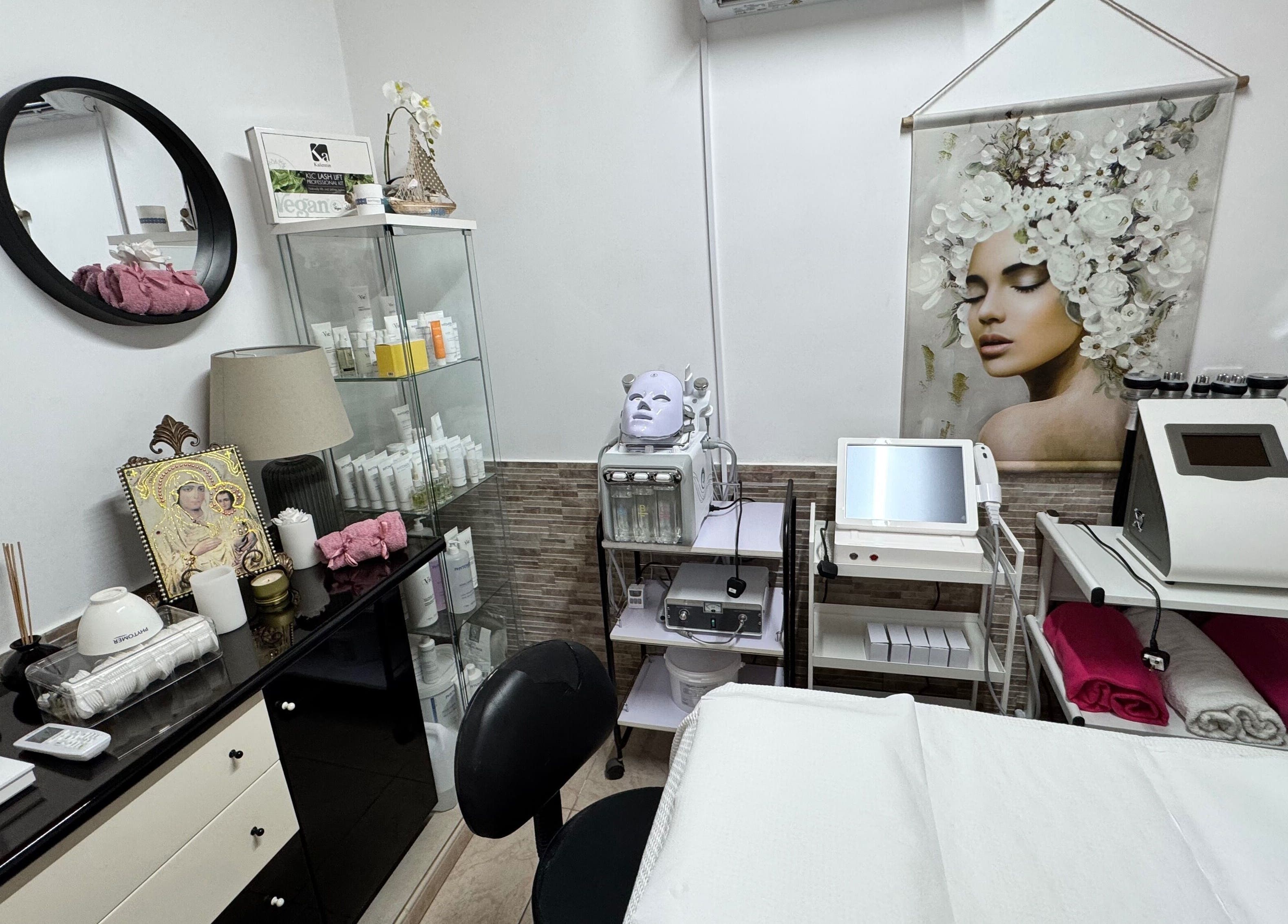 Εσωτερικό του Rose Beauty Salon by Marina, μοντέρνος χώρος στη Λεμεσό, Λεμεσός, CY με κομψή διακόσμηση ομορφιάς.