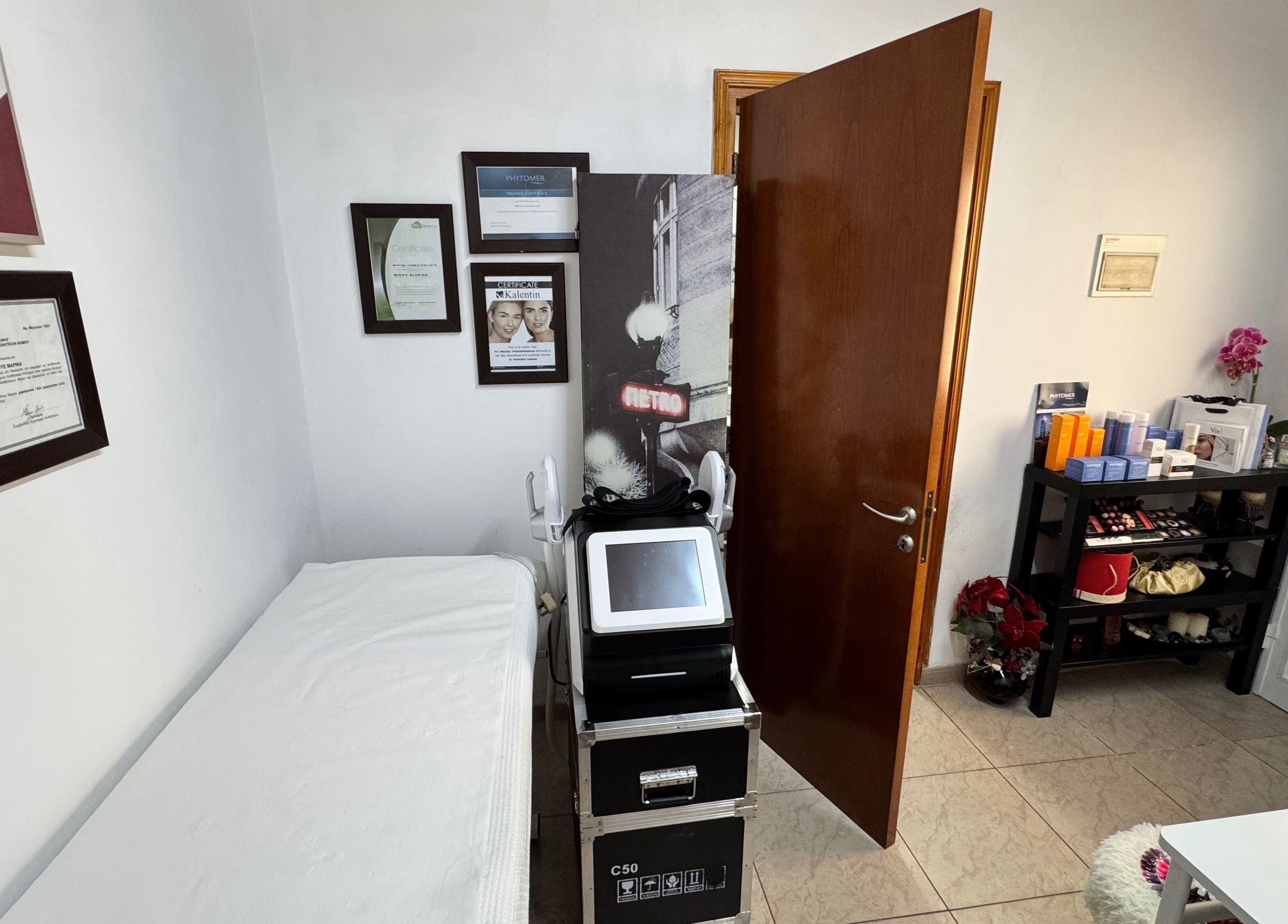 Εσωτερικό Rose Beauty Salon by Marina στη Λεμεσό, Λεμεσός, CY με επαγγελματικό εξοπλισμό και διακόσμηση.