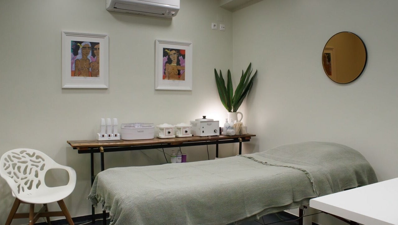 Tranquil treatment room at Wax Lab Lisbon, Lisboa, Lisboa, PT, featuring a cozy bed and soothing decor.