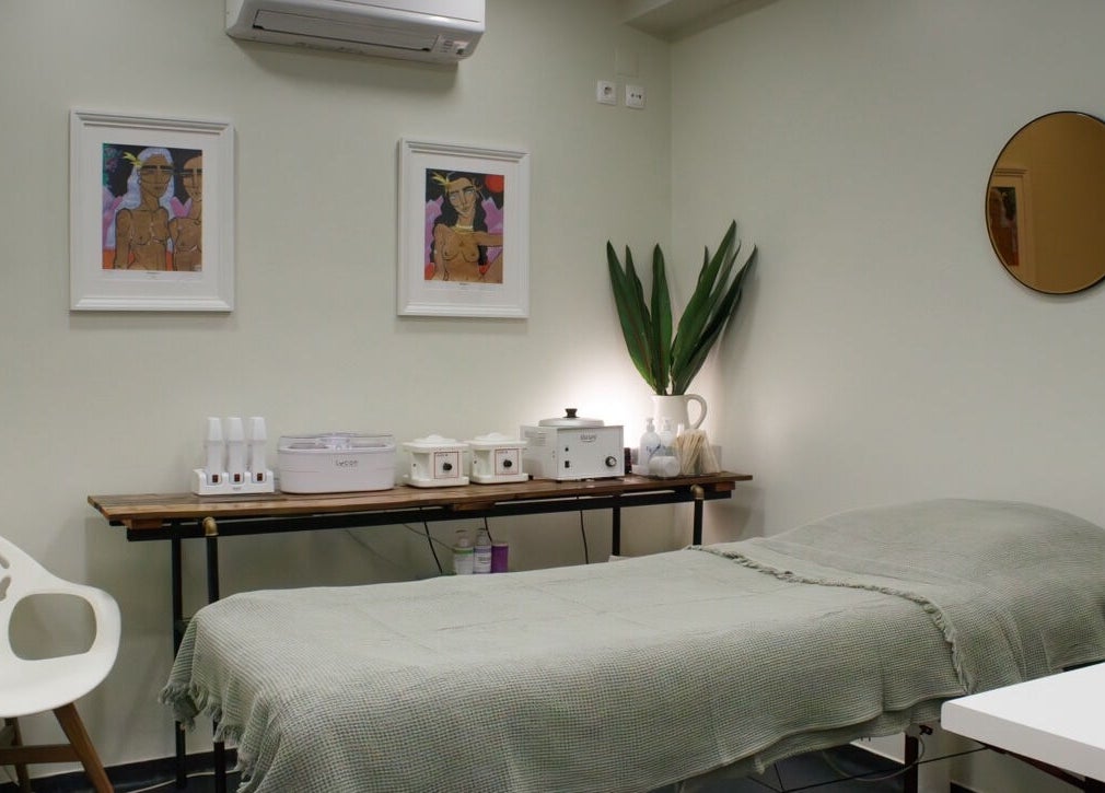 Tranquil treatment room at Wax Lab Lisbon, Lisboa, Lisboa, PT, featuring a cozy bed and soothing decor.