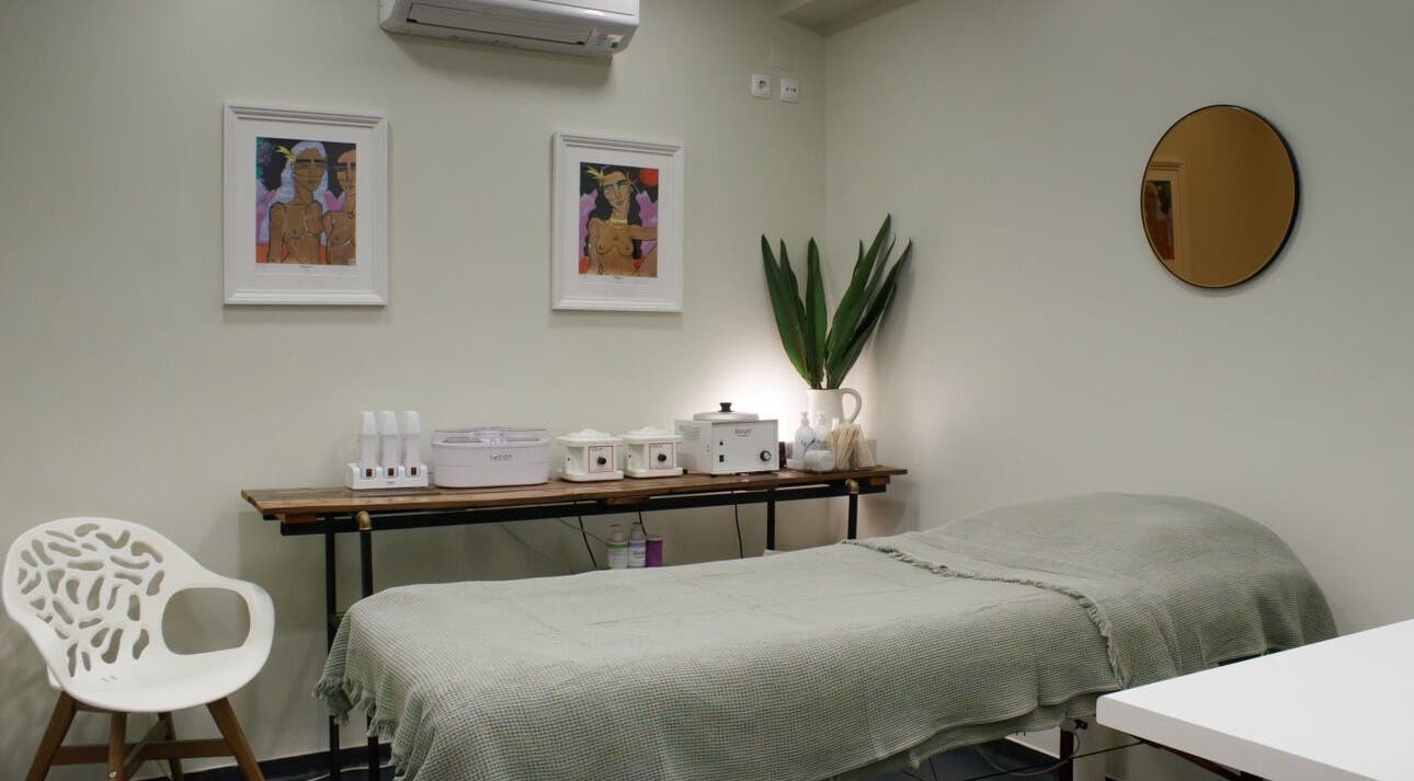 Tranquil treatment room at Wax Lab Lisbon, Lisboa, Lisboa, PT, featuring a cozy bed and soothing decor.