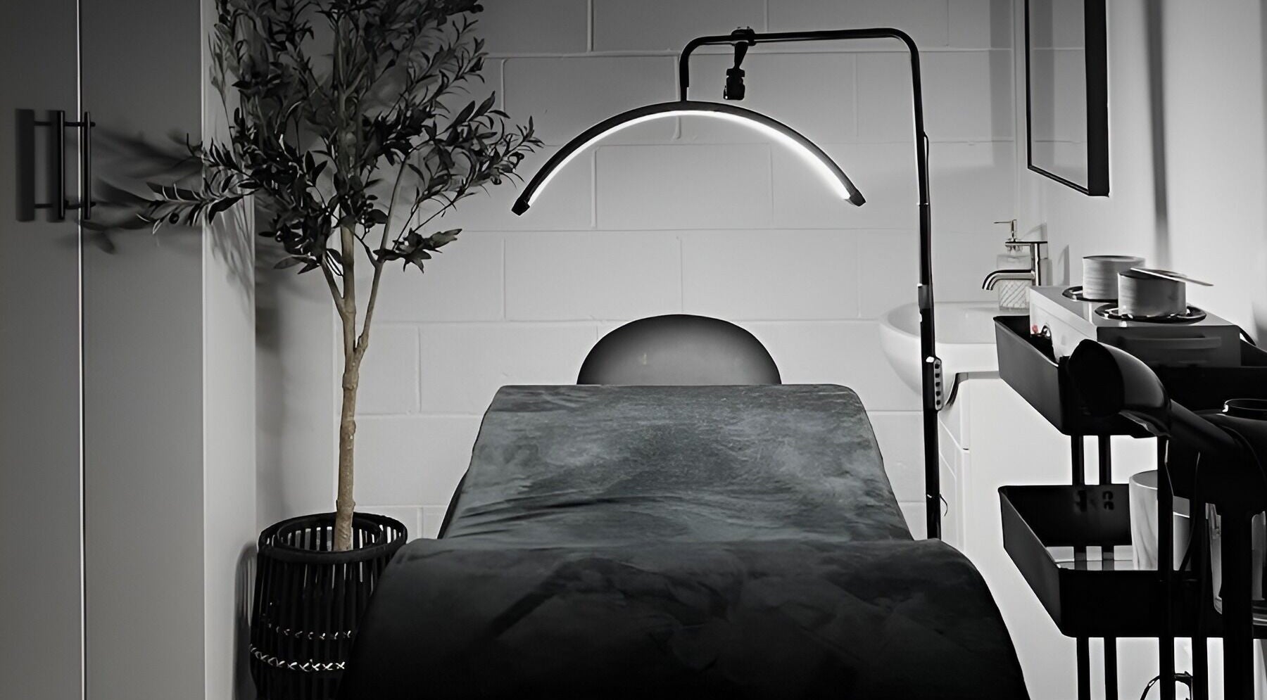 IamStooda treatment room with sleek bed and modern lighting in Longueuil, Québec, CA.