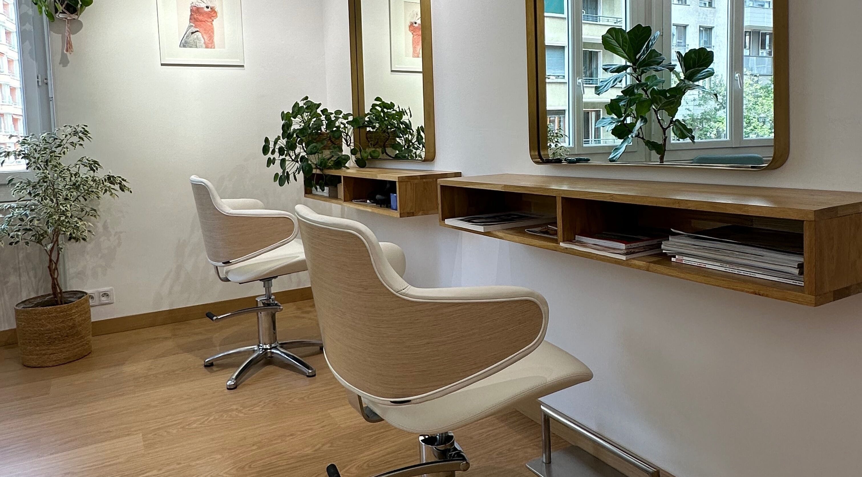 Espace élégant chez Bespoke Hair Salon à Annecy, Auvergne-Rhône-Alpes, FR avec des chaises et miroirs modernes.