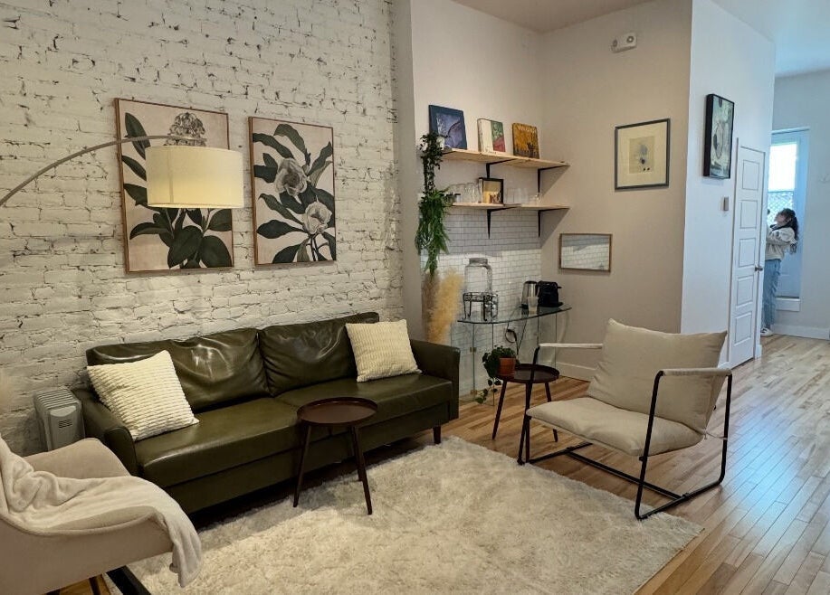 Elegant waiting area at Lehita Lashes Artistry, Montréal, Québec, CA with stylish decor and cozy seating.