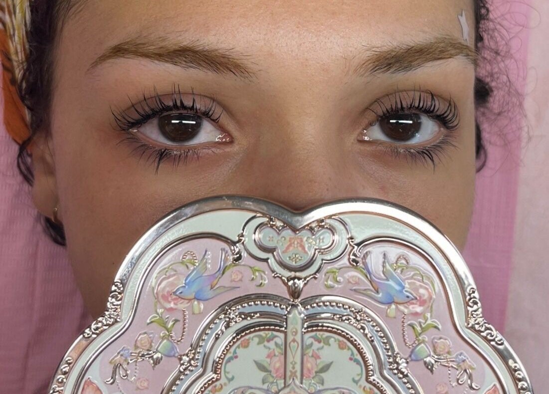 Close-up of styled lashes at Lehita Lashes Artistry, Montréal, Québec, CA, showcasing intricate mirror detail.