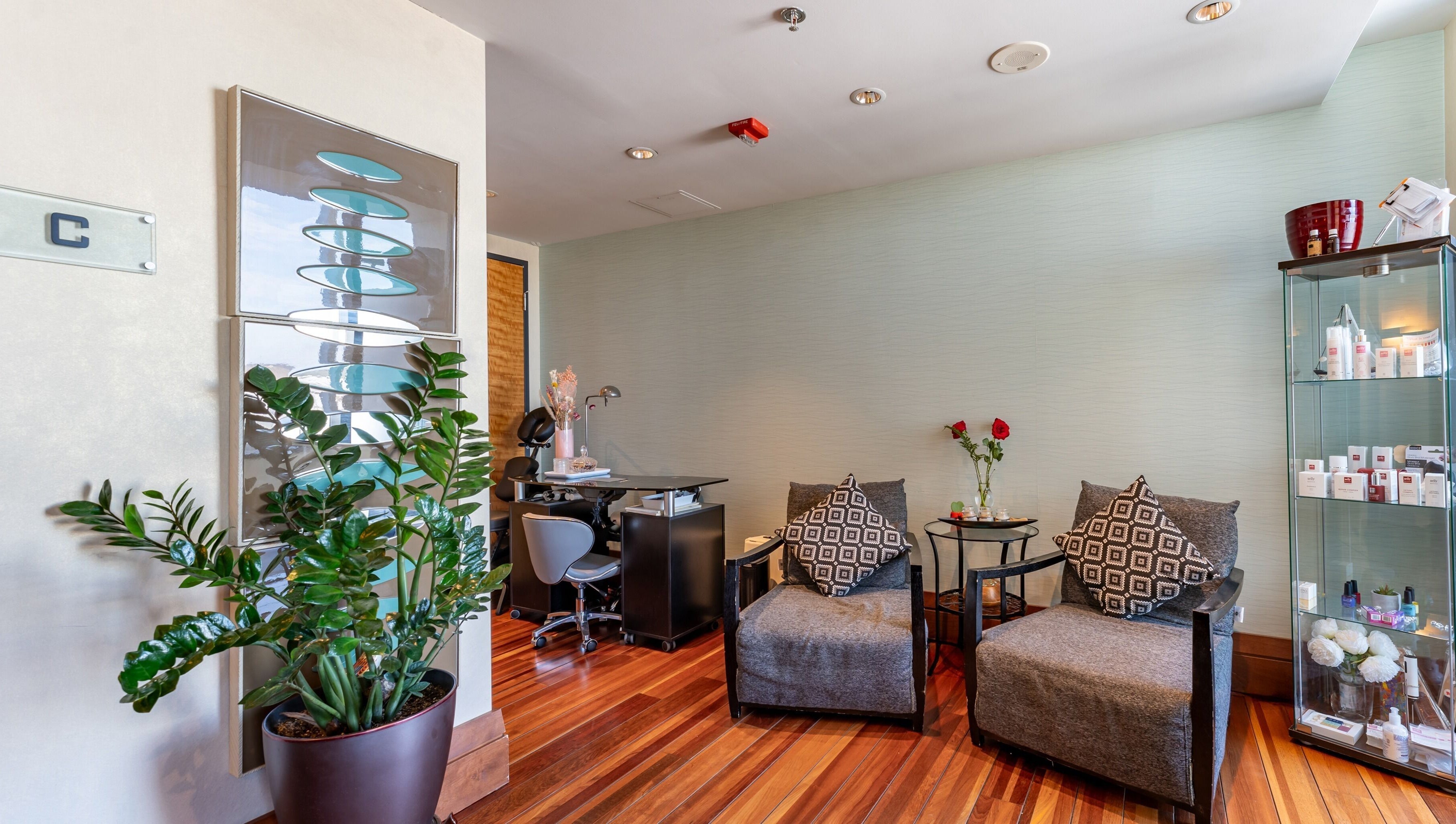 Cozy seating area at Altispa - Montreal Airport - Marriott, Dorval, Québec, CA with modern decor and plants.