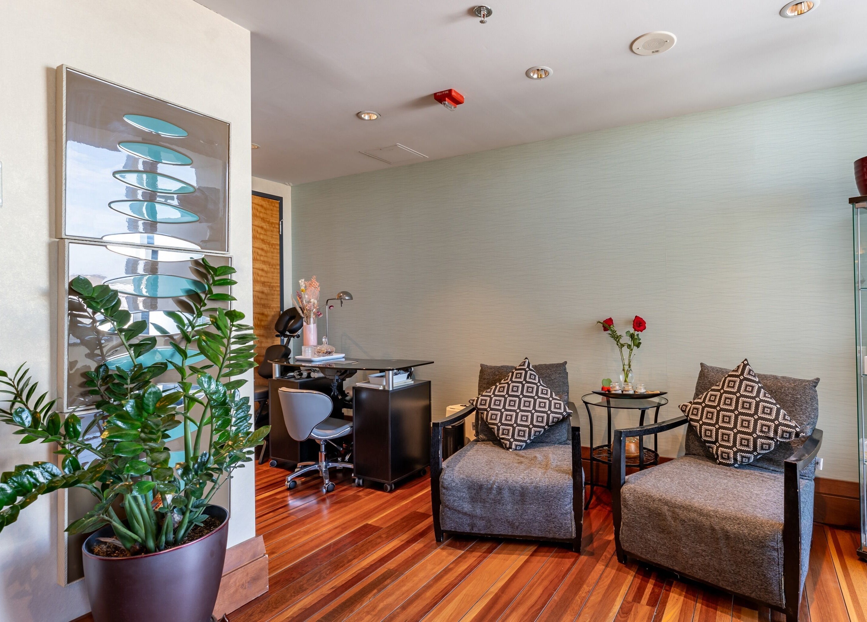 Cozy seating area at Altispa - Montreal Airport - Marriott, Dorval, Québec, CA with modern decor and plants.