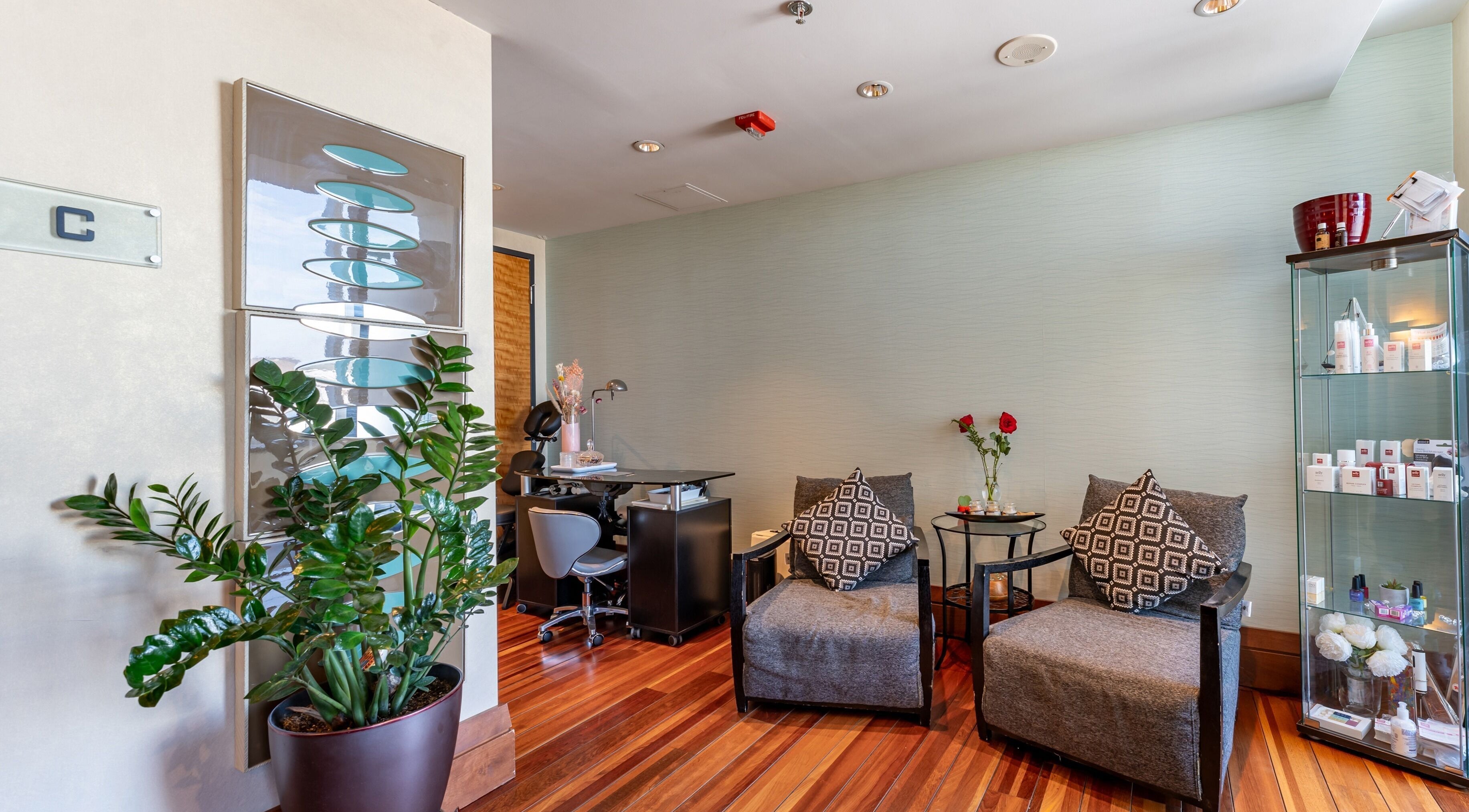 Cozy seating area at Altispa - Montreal Airport - Marriott, Dorval, Québec, CA with modern decor and plants.