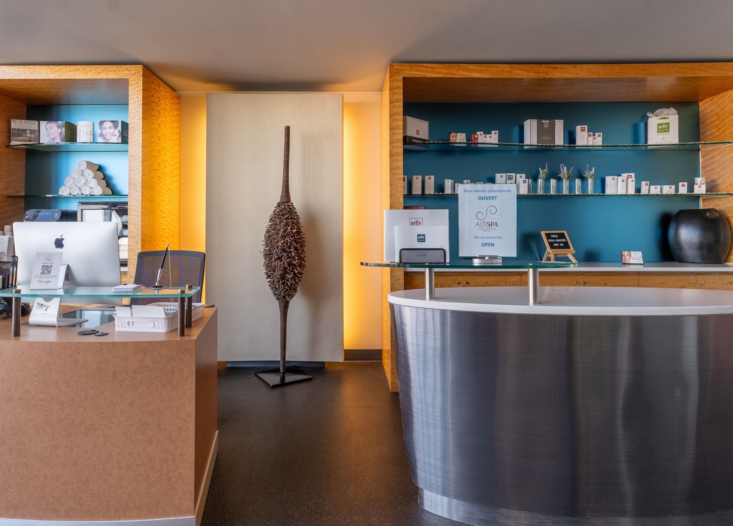 Altispa - Montreal Airport - Marriott reception desk in Dorval, Québec, CA showcasing modern decor and welcoming ambiance.