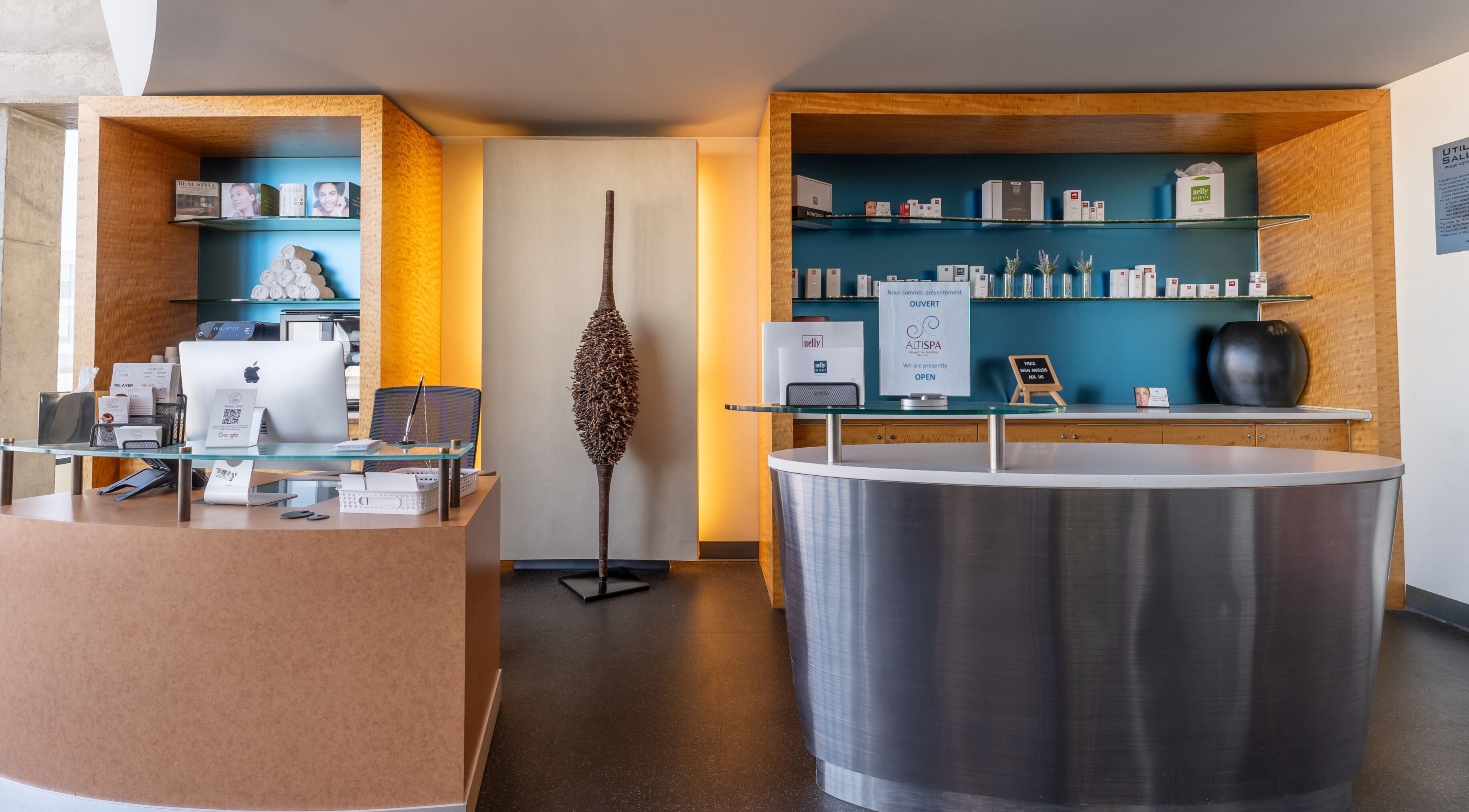 Altispa - Montreal Airport - Marriott reception desk in Dorval, Québec, CA showcasing modern decor and welcoming ambiance.