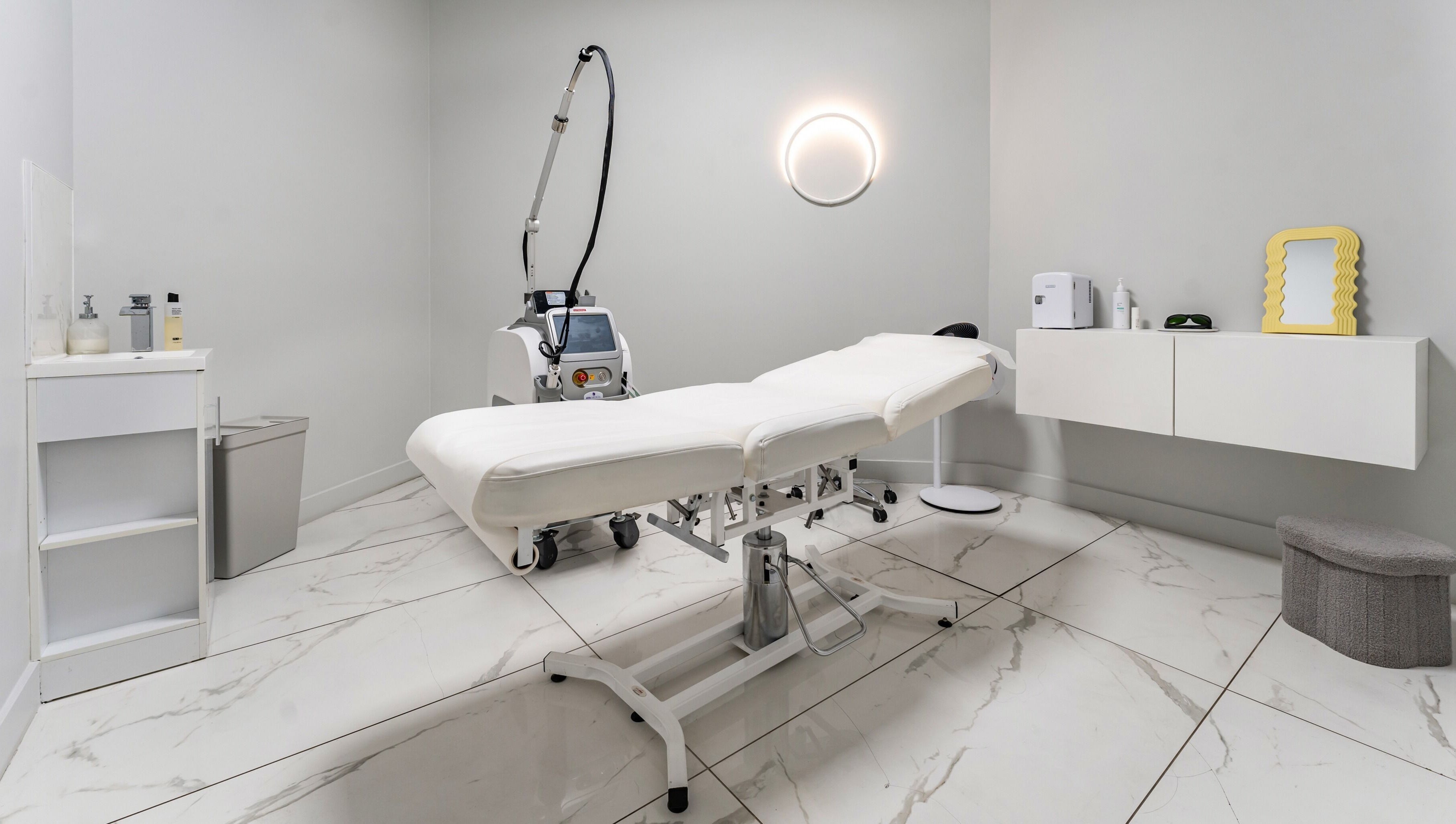 Serene treatment room at Cosmo, Montréal, Québec, CA with a modern reclining chair and sleek decor.