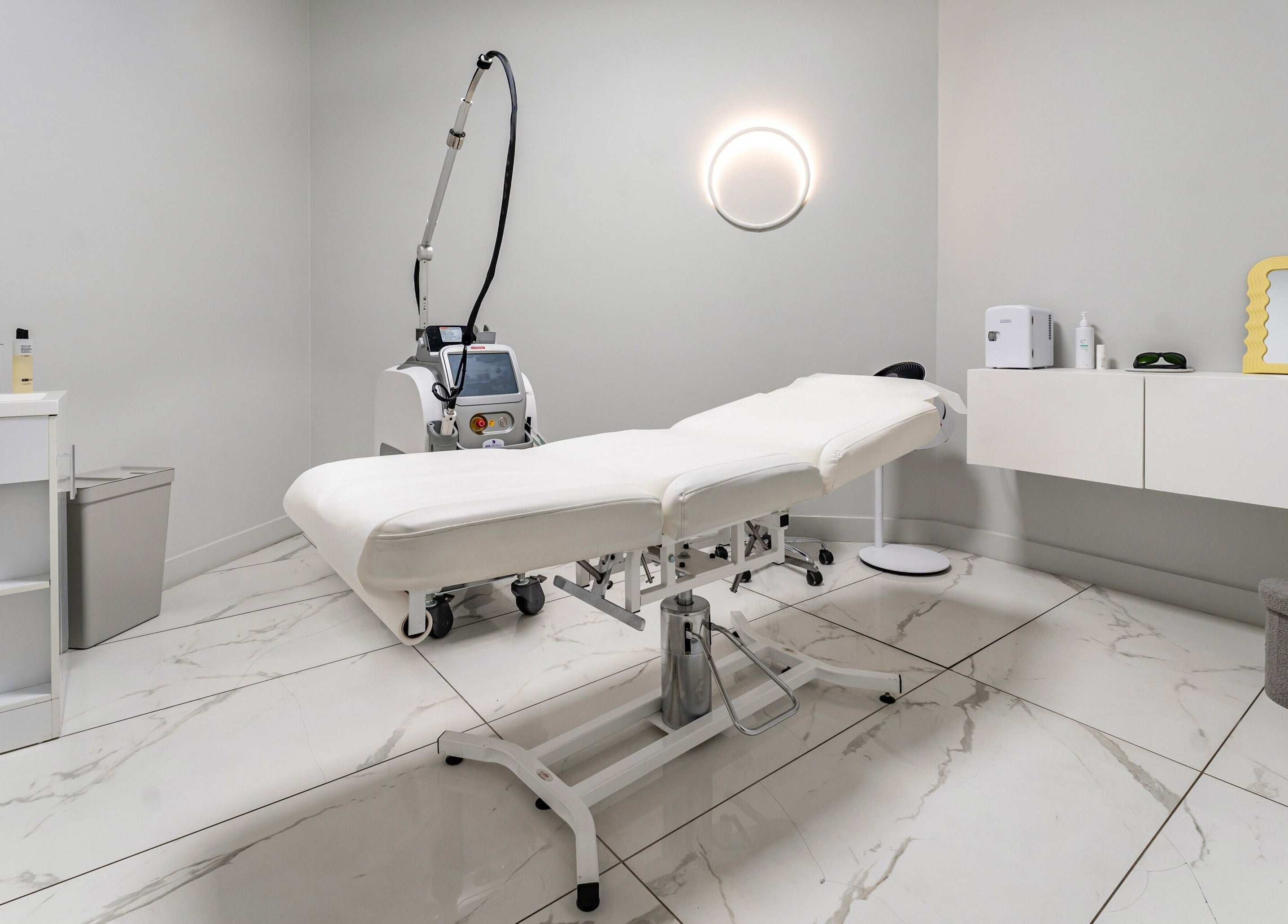 Serene treatment room at Cosmo, Montréal, Québec, CA with a modern reclining chair and sleek decor.