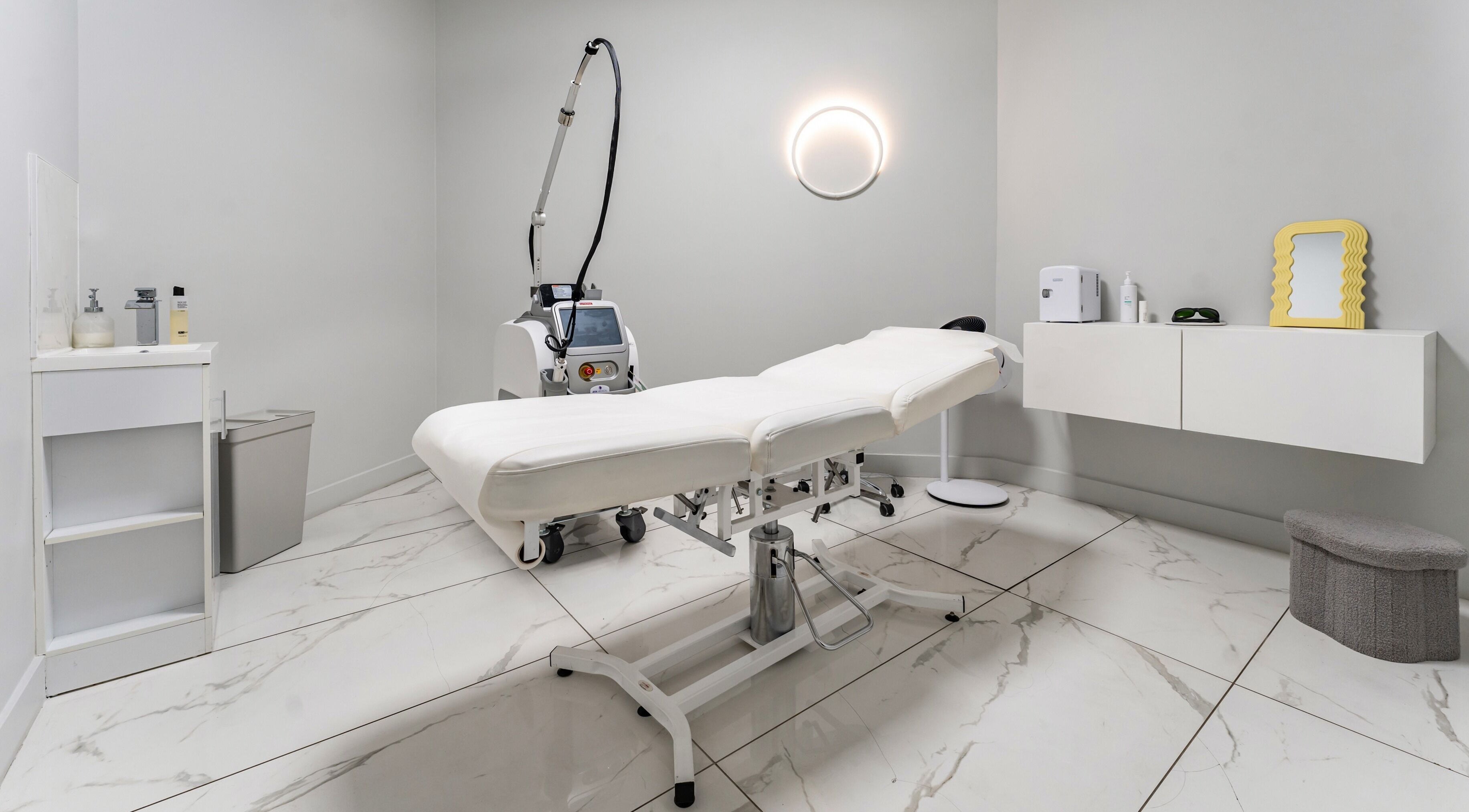 Serene treatment room at Cosmo, Montréal, Québec, CA with a modern reclining chair and sleek decor.