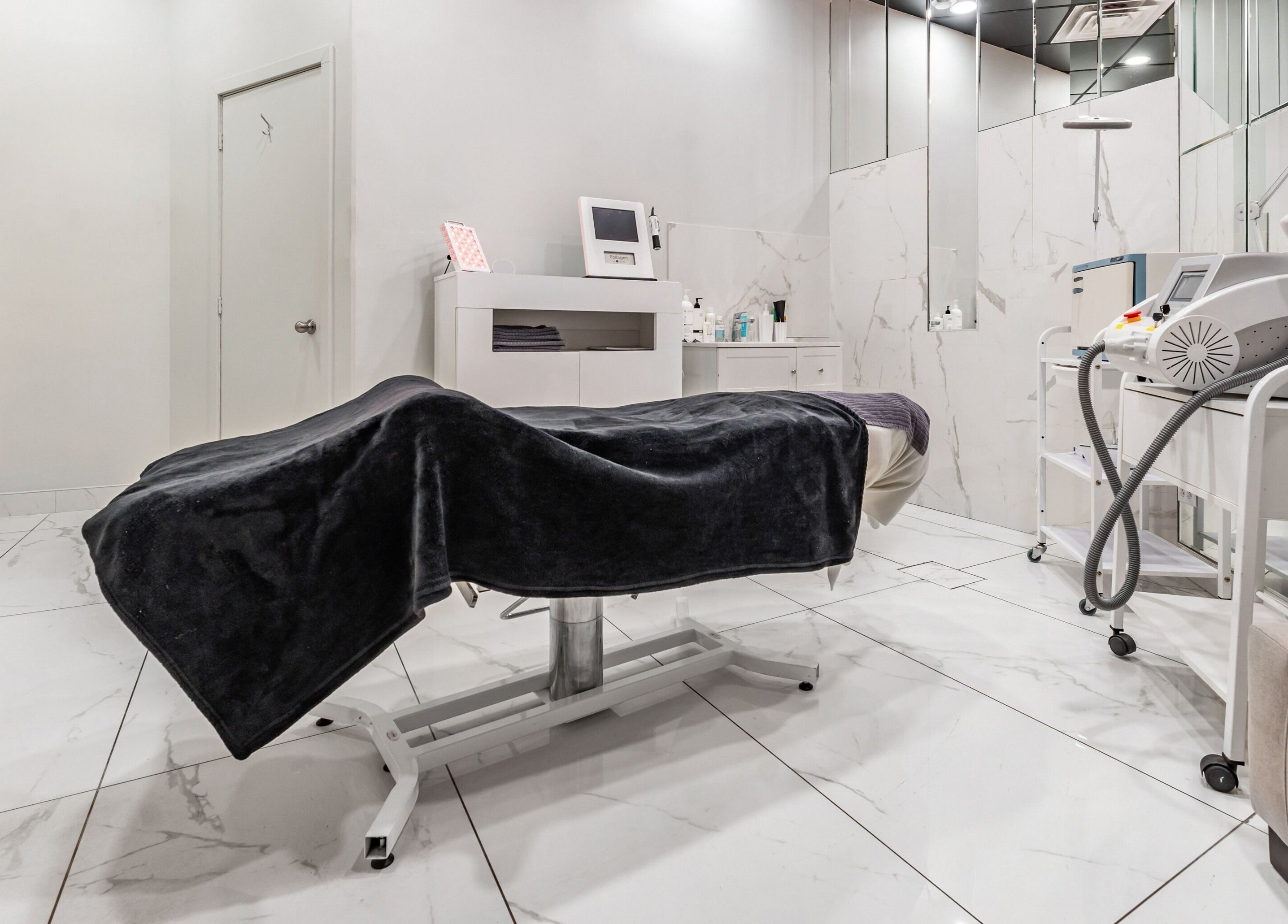 Modern treatment room at Cosmo in Montréal, Québec, CA with elegant marble decor and advanced equipment.