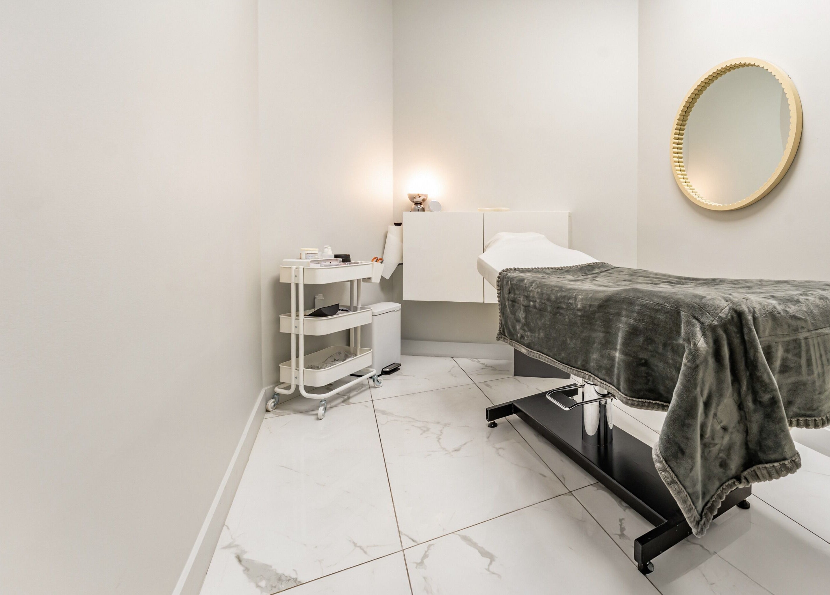 Serene treatment room at Cosmo in Montréal, Québec, CA featuring a modern spa bed and minimalist decor.