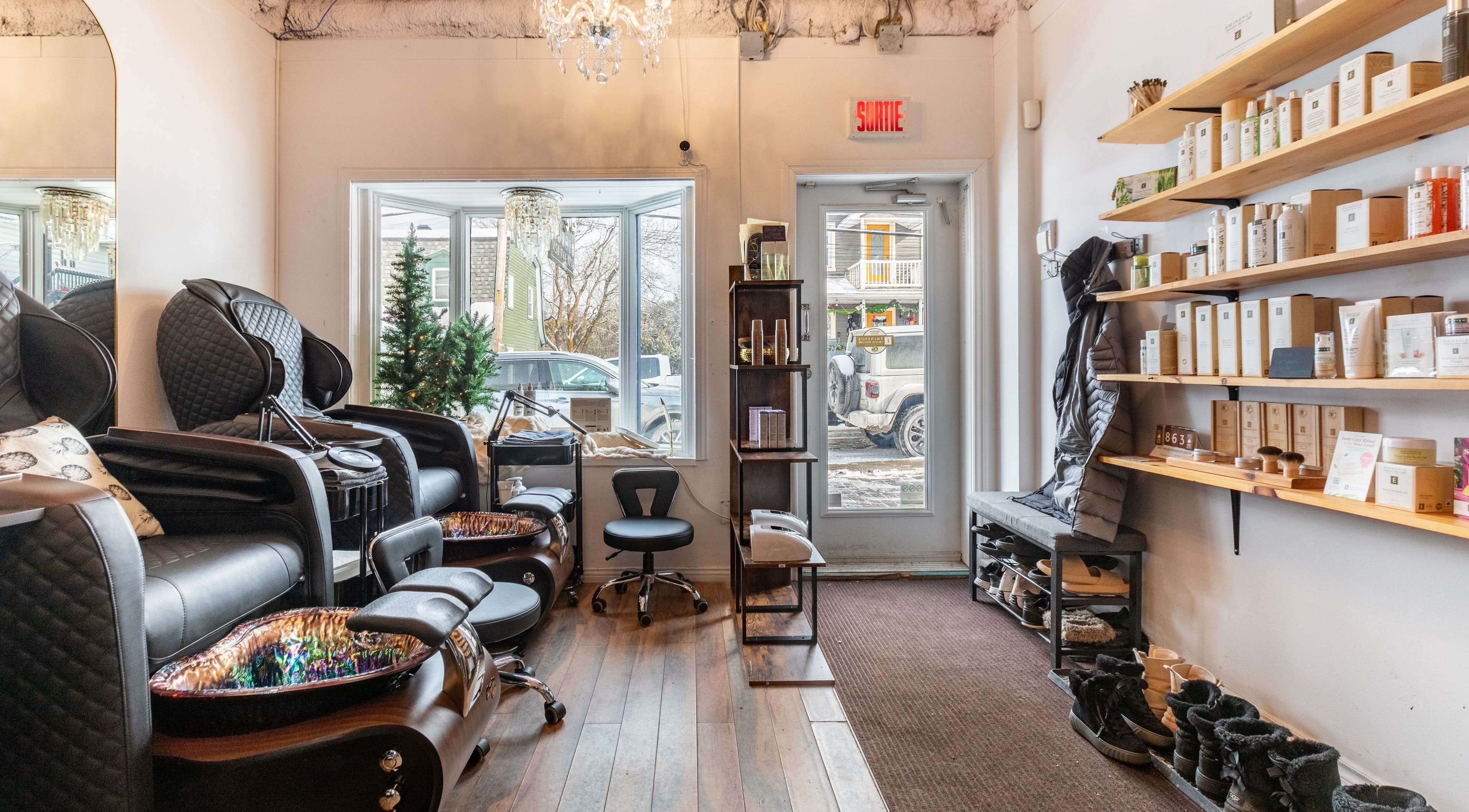 Salon élégant chez Le Loft · Bar Beauté & LEBIOBAR à Saint-sauveur, Québec, CA pour soins beauté.