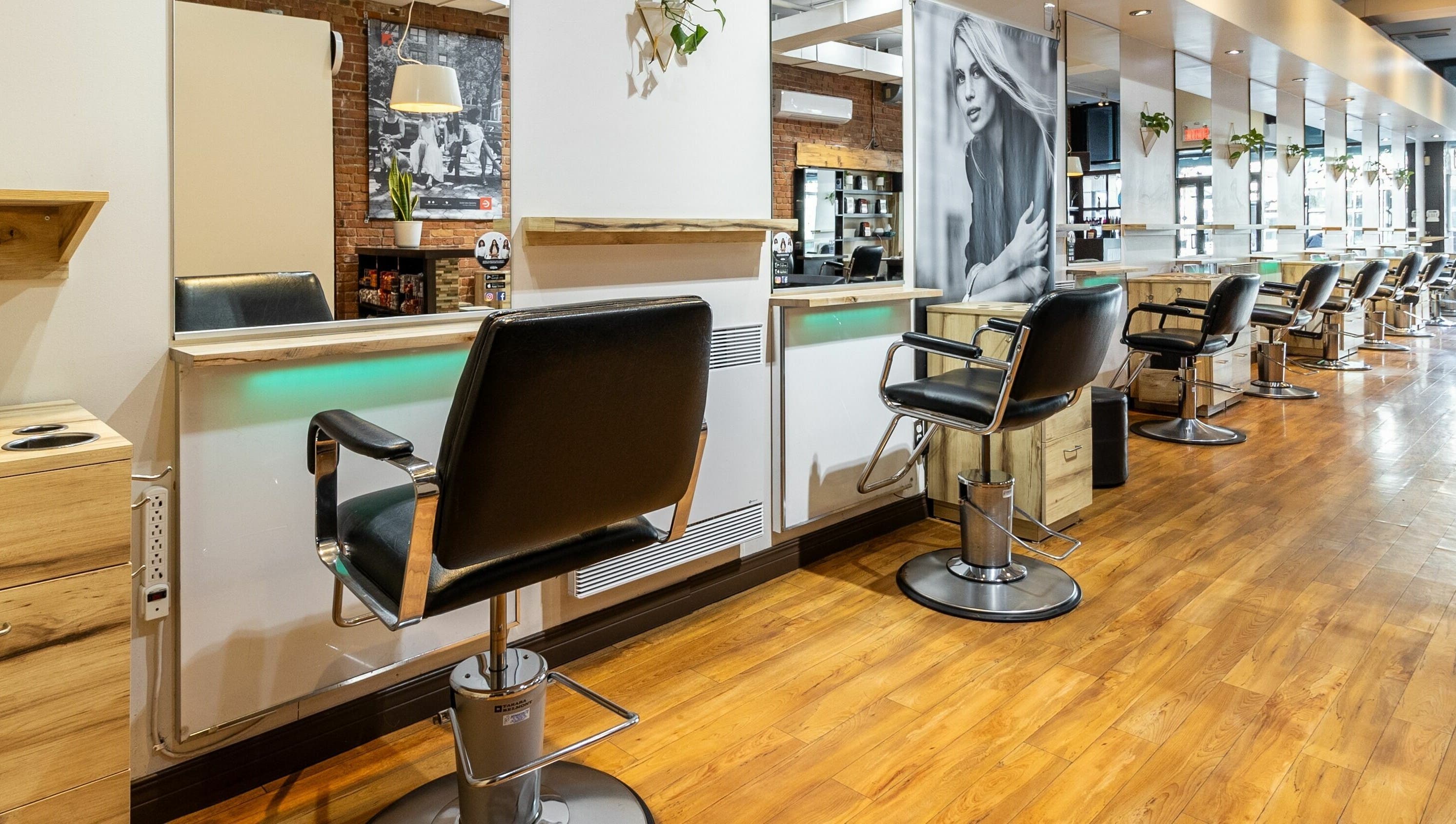 Vue intérieure élégante du salon de Funky Toque, Montréal, Québec, CA avec des fauteuils coiffure modernes.