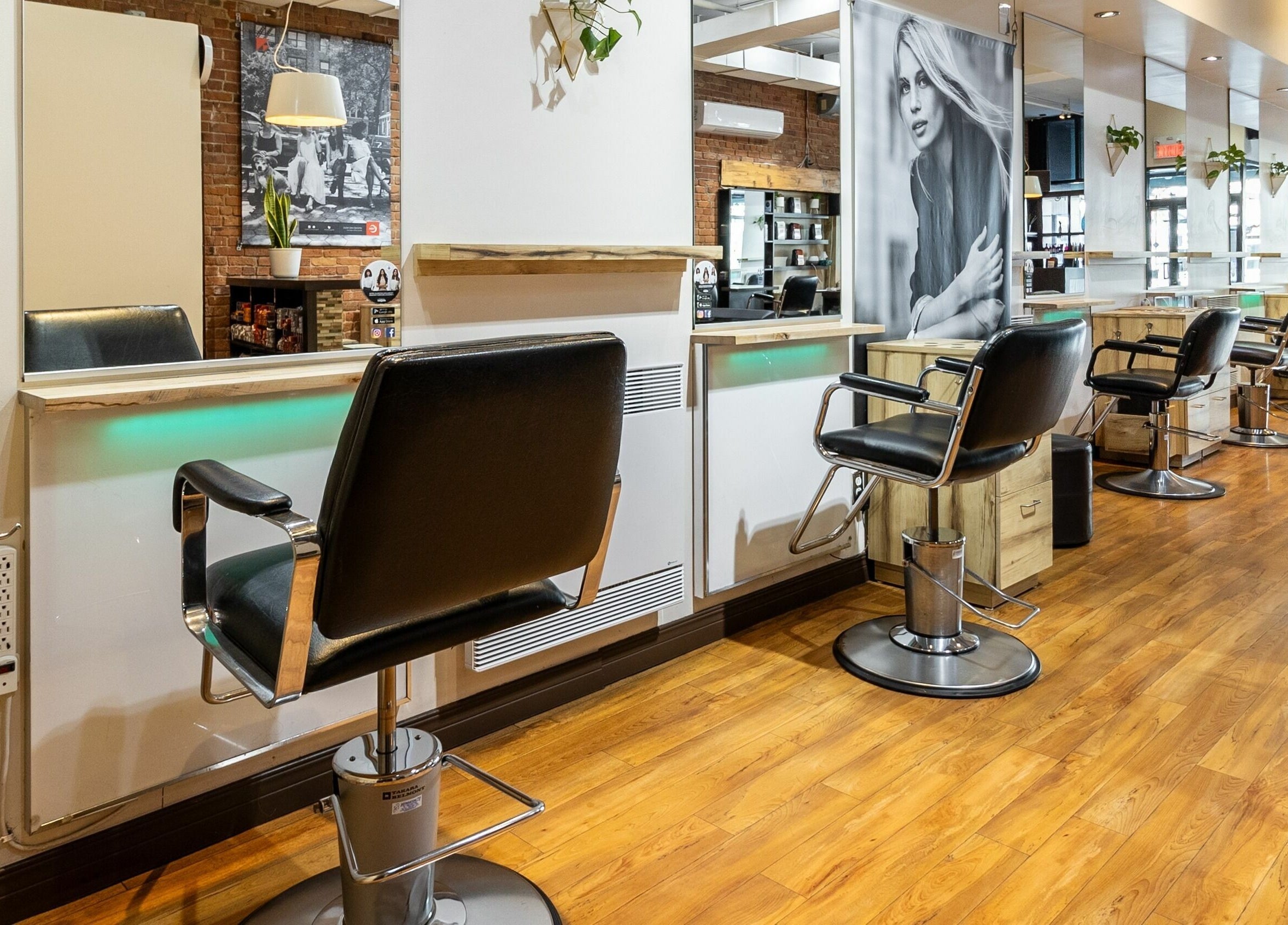 Vue intérieure élégante du salon de Funky Toque, Montréal, Québec, CA avec des fauteuils coiffure modernes.