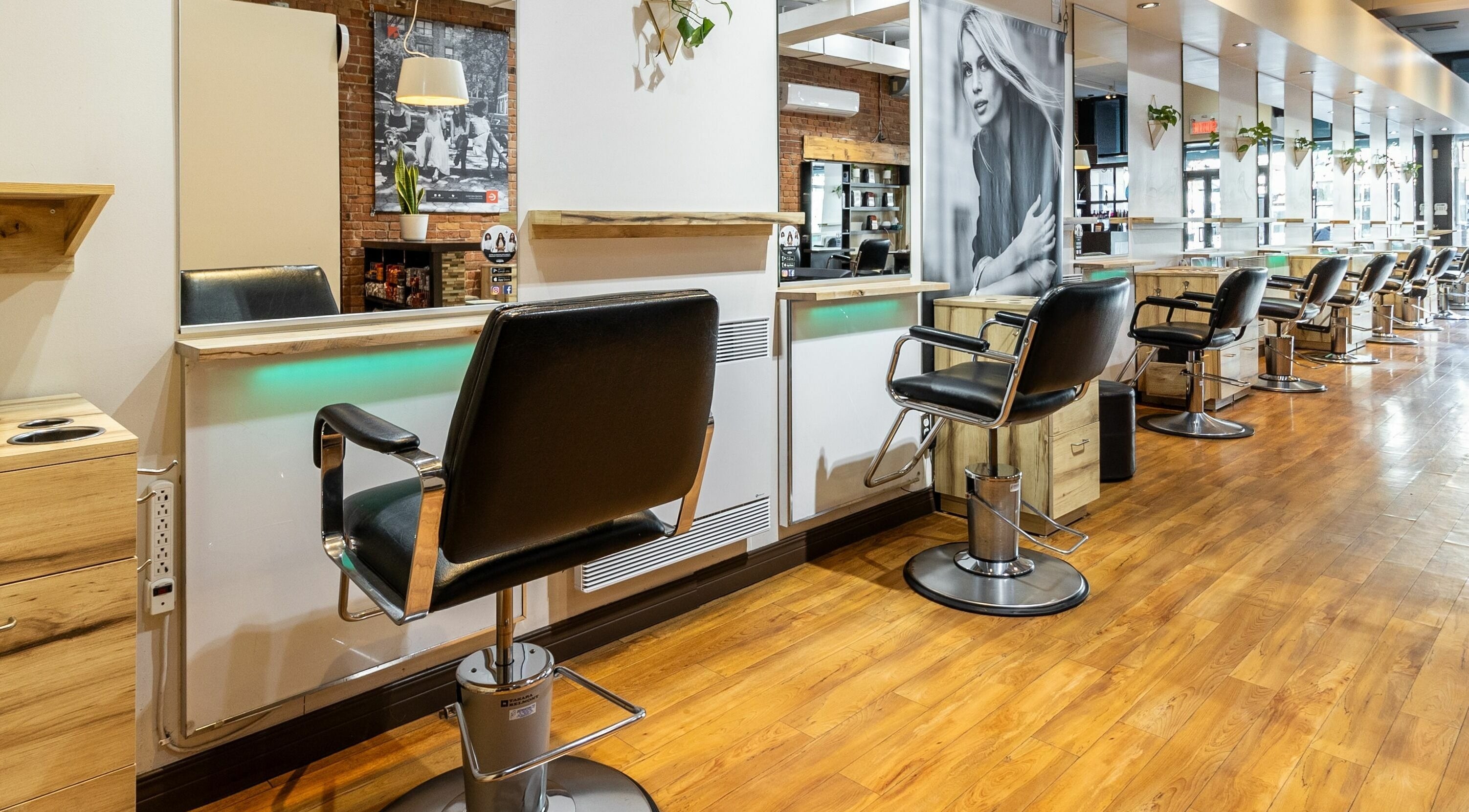 Vue intérieure élégante du salon de Funky Toque, Montréal, Québec, CA avec des fauteuils coiffure modernes.