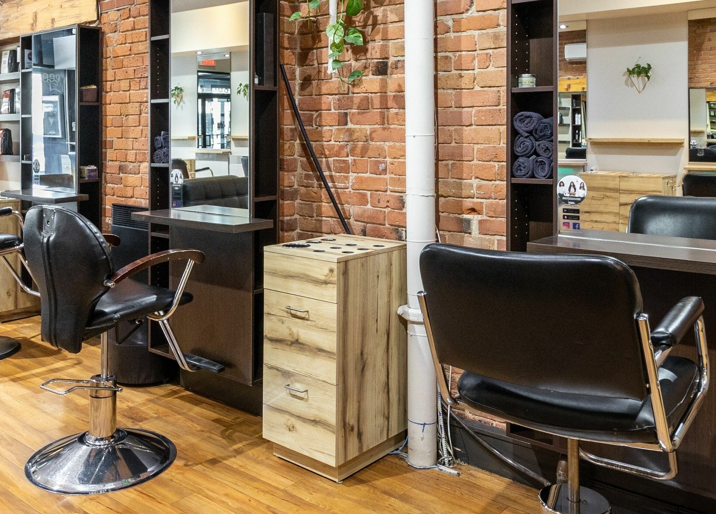 Espace coiffure moderne chez Funky Toque, Montréal, Québec, CA, avec miroir et chaises en cuir.