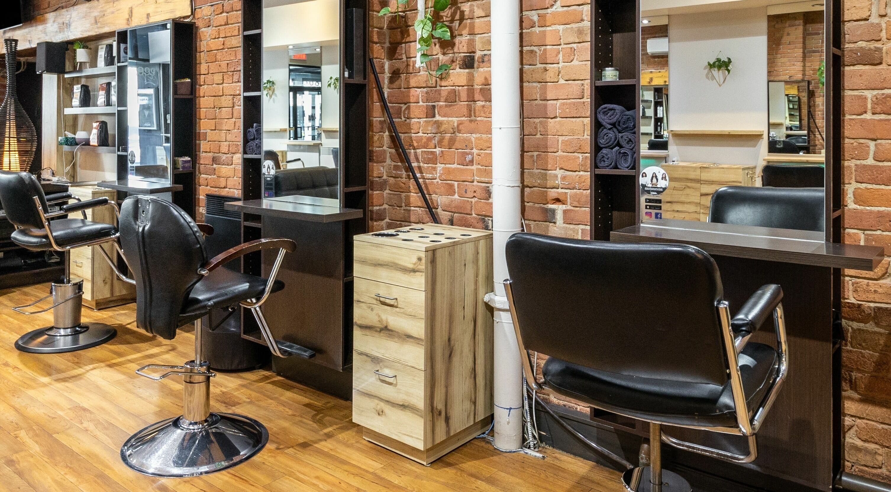 Espace coiffure moderne chez Funky Toque, Montréal, Québec, CA, avec miroir et chaises en cuir.