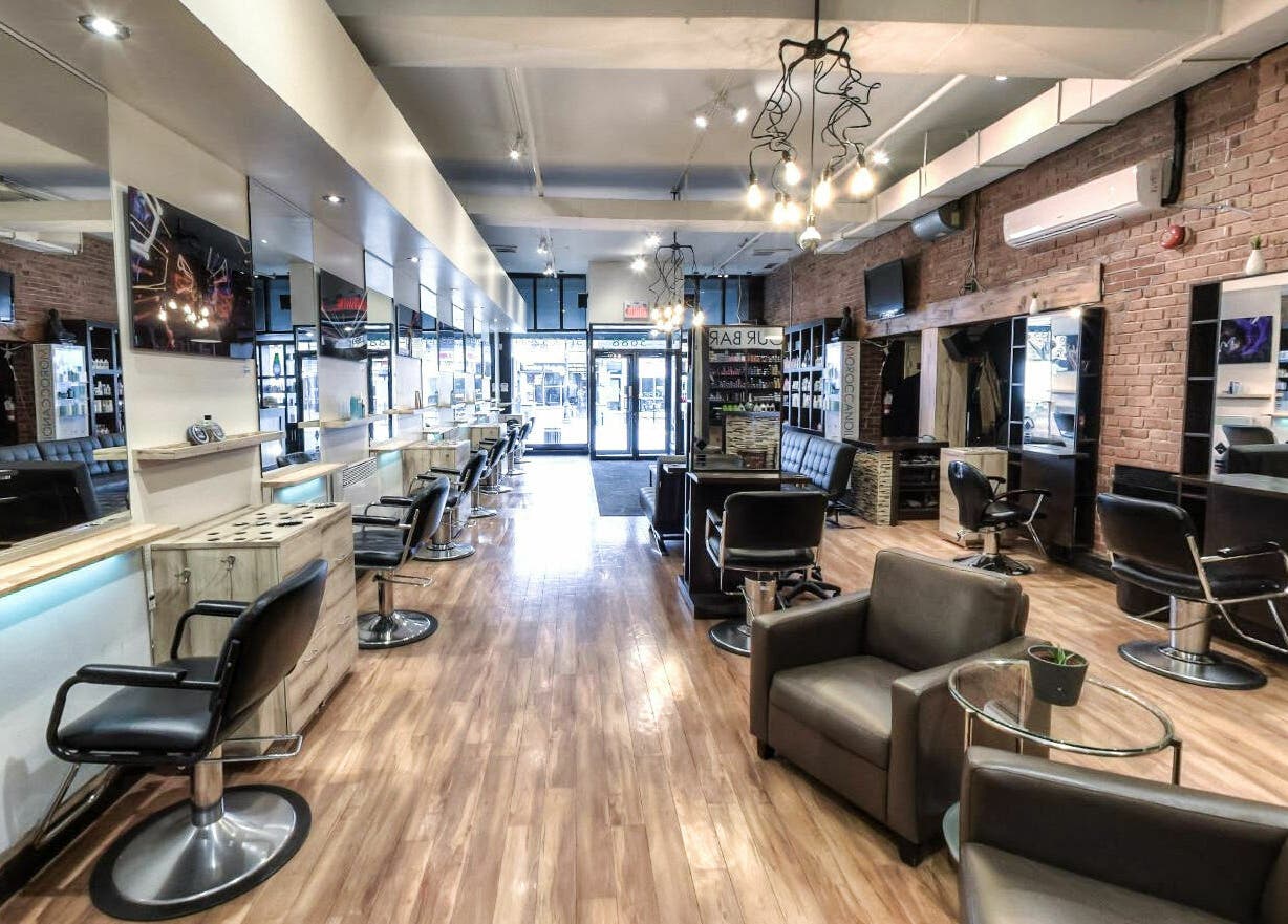 Intérieur moderne du salon Funky Toque à Montréal, Québec, CA, avec chaises en cuir et éclairage unique.