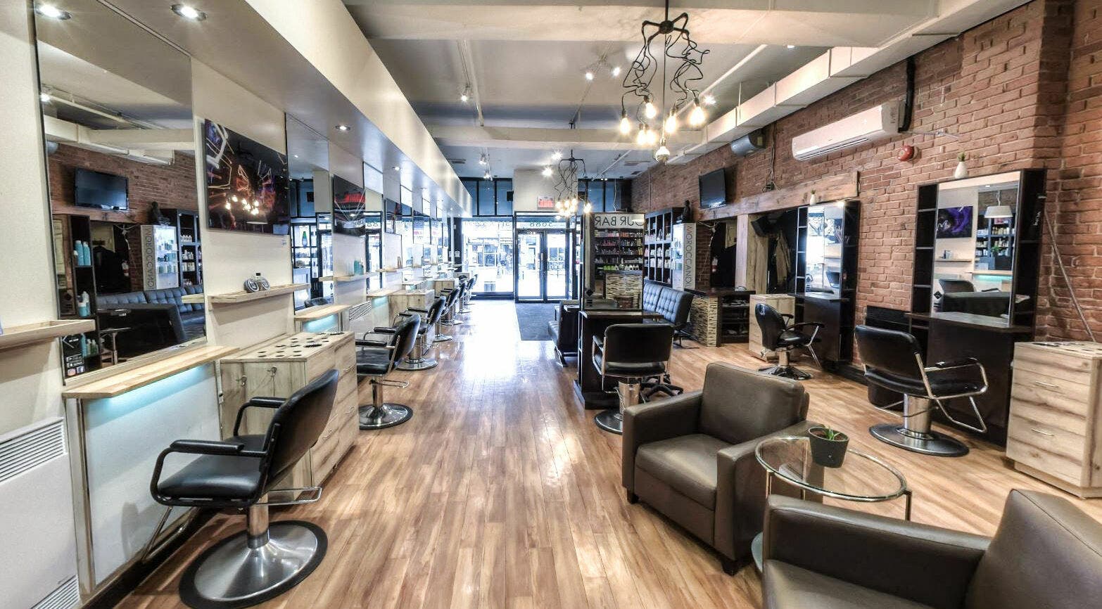 Intérieur moderne du salon Funky Toque à Montréal, Québec, CA, avec chaises en cuir et éclairage unique.