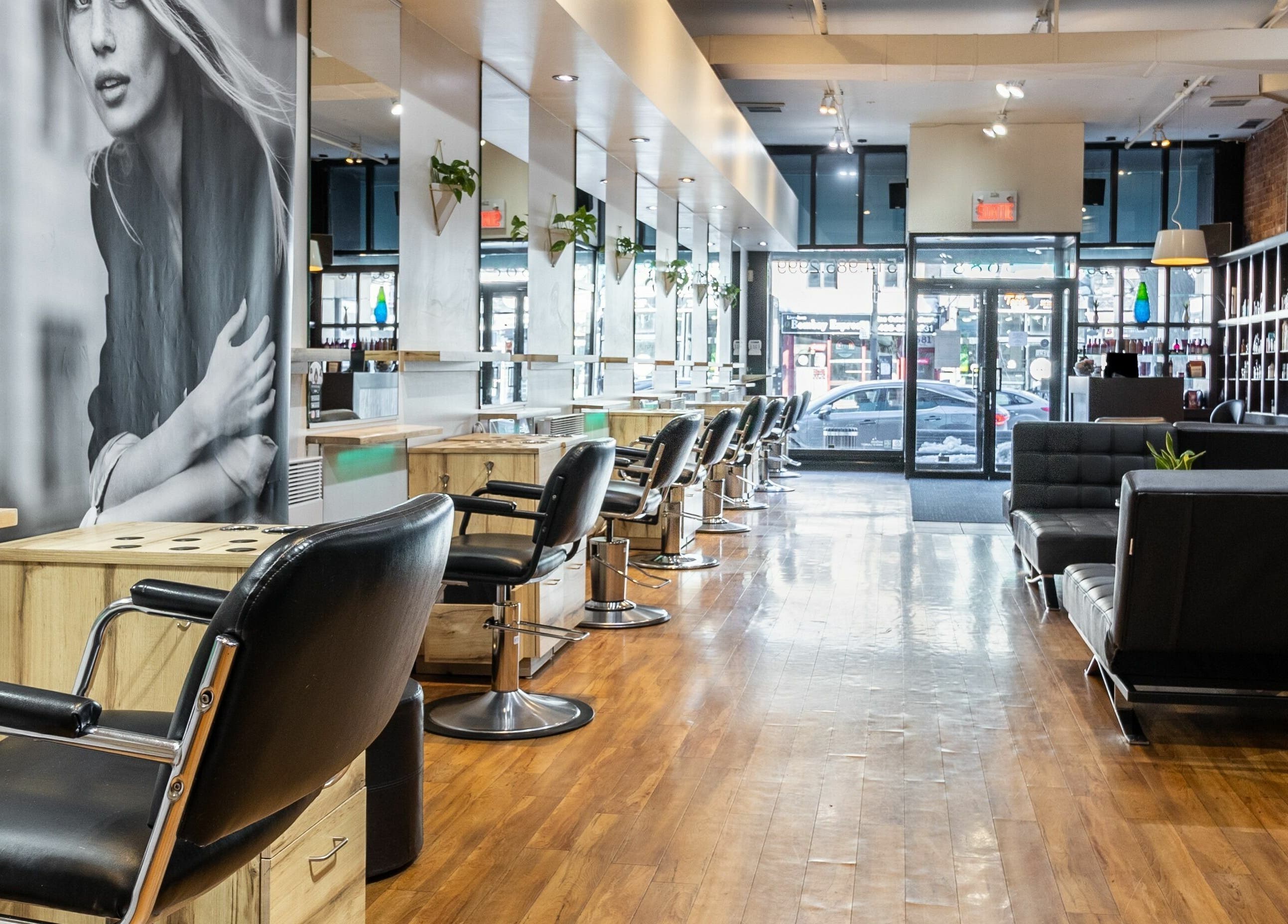 Intérieur moderne et lumineux du salon Funky Toque à Montréal, Québec, CA.