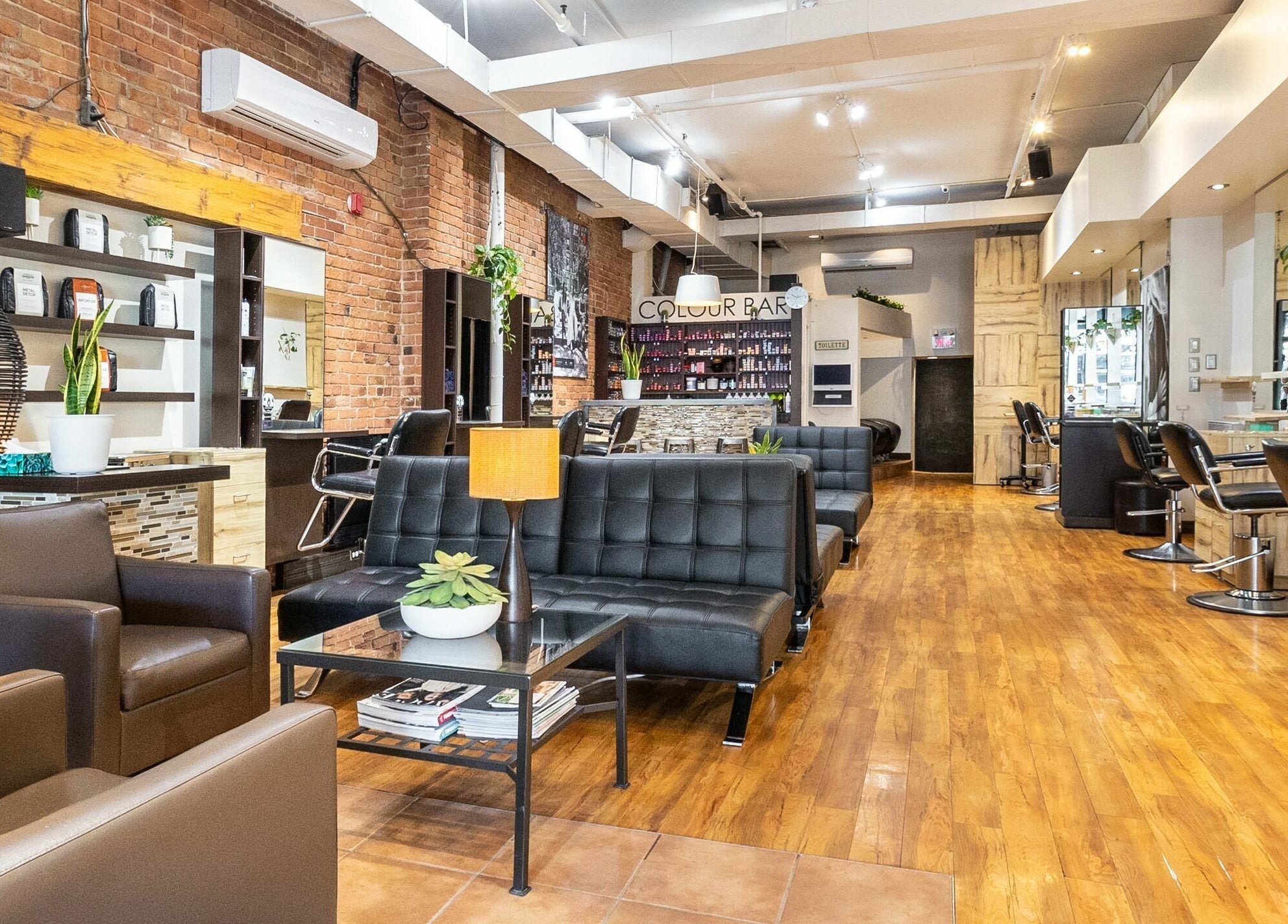 Intérieur moderne de Funky Toque à Montréal, Québec, CA, avec sièges élégants et décor chaleureux.