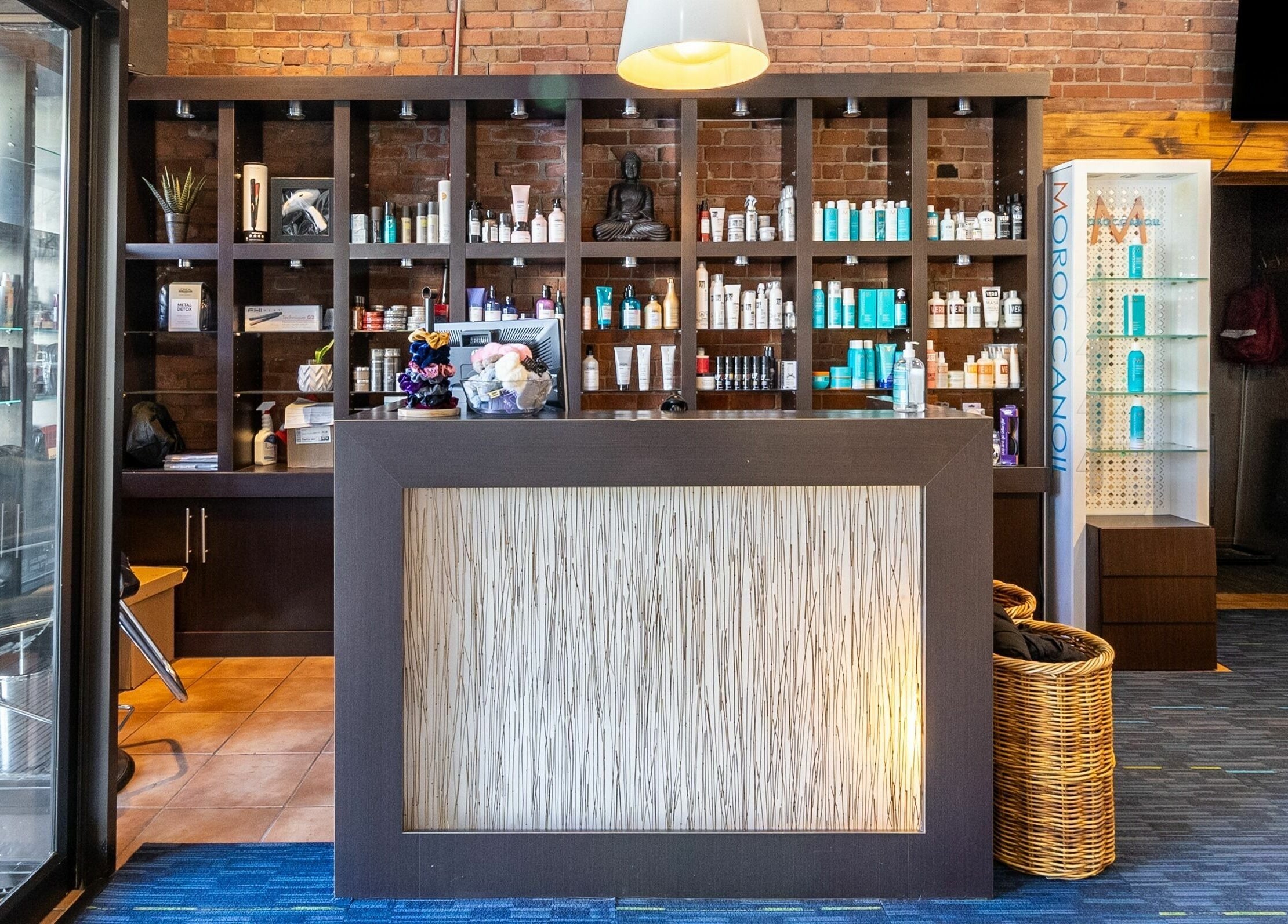 Réception élégante de Funky Toque à Montréal, Québec, CA, avec produits de beauté en arrière-plan.