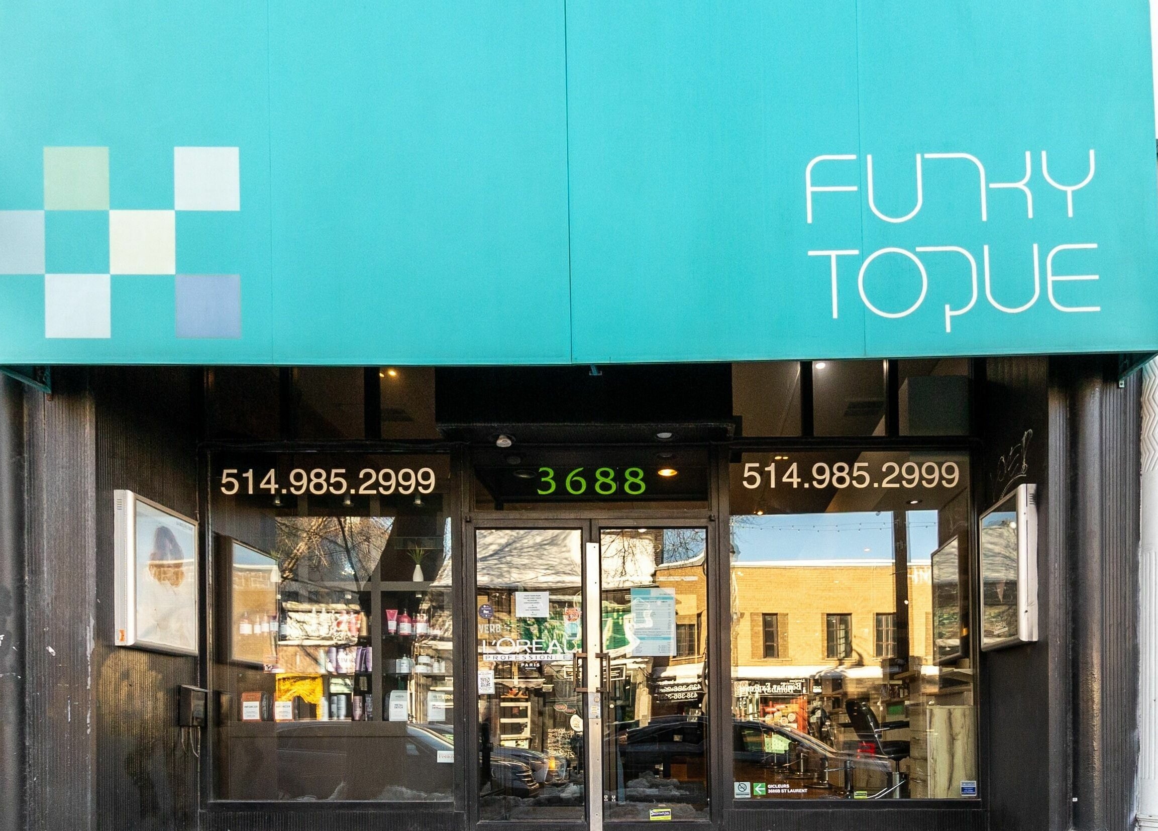 Entrée moderne de Funky Toque à Montréal, Québec, CA, mettant en valeur le logo vibrant et le design élégant.