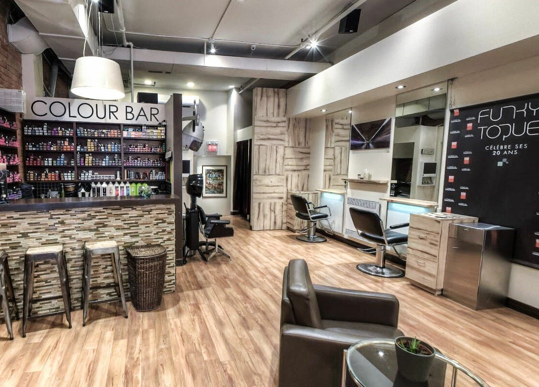 Intérieur moderne de Funky Toque à Montréal, Québec, CA avec bar à couleurs et fauteuils de coiffure élégants.
