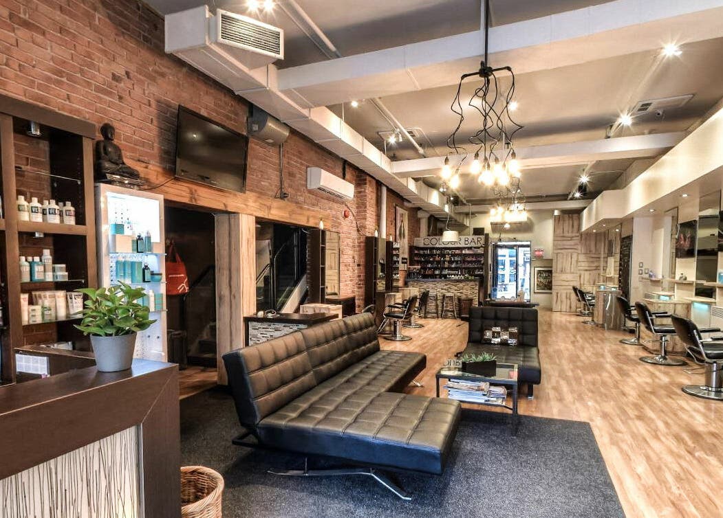 Intérieur chic de Funky Toque à Montréal, Québec, CA, avec mobilier élégant et éclairage chaleureux.