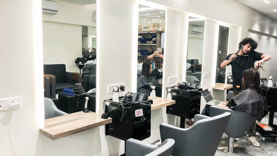 Cafuné Salon, Lokhandwala Main Market image 1