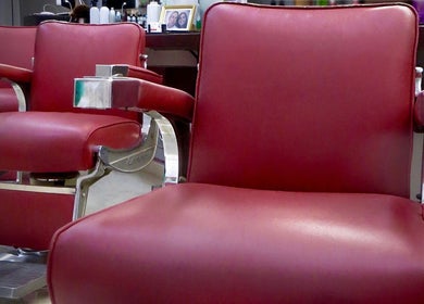 Sillas rojas en Peluquería De Hombre Y Niños Los Remedios, Sevilla, Andalucía, ES.