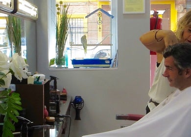 Corte de cabello en Peluquería De Hombre Y Niños Los Remedios, Sevilla, Andalucía, ES.