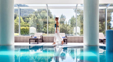 Vista interior del Mallorca Wellness SPA - Eurotel Punta Rotja en Illes Balears, con piscina y paisaje externo.
