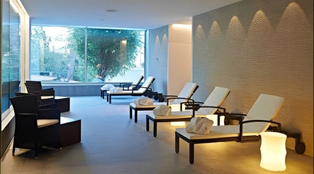 Sala de descanso en Mallorca Wellness SPA - Eurotel Punta Rotja, Illes Balears, ES, con tumbonas iluminadas.