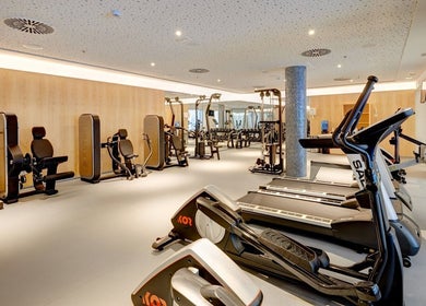 Gimnasio moderno en Mallorca Wellness SPA - Eurotel Punta Rotja, Illes Balears, ES, equipado con cintas y pesas.