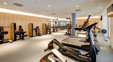 Gimnasio moderno en Mallorca Wellness SPA - Eurotel Punta Rotja, Illes Balears, ES, equipado con cintas y pesas.