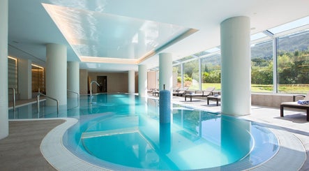 Piscina interior en Mallorca Wellness SPA - Eurotel Punta Rotja, Illes Balears, ES, con vistas al exterior.