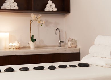 Espacio relajante en Mallorca Wellness SPA - Eurotel Punta Rotja, Illes Balears, ES con piedras y toallas.
