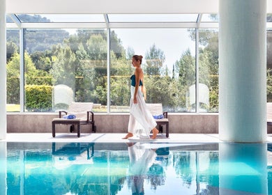 Interior del Mallorca Wellness SPA - Eurotel Punta Rotja en Illes Balears, vista de piscina y naturaleza.