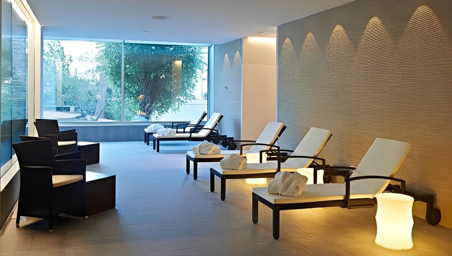 Sala de descanso elegante en Mallorca Wellness SPA - Eurotel Punta Rotja, Illes Balears, ES, con tumbonas modernas.