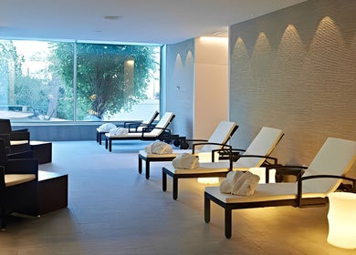 Sala de descanso elegante en Mallorca Wellness SPA - Eurotel Punta Rotja, Illes Balears, ES, con tumbonas modernas.