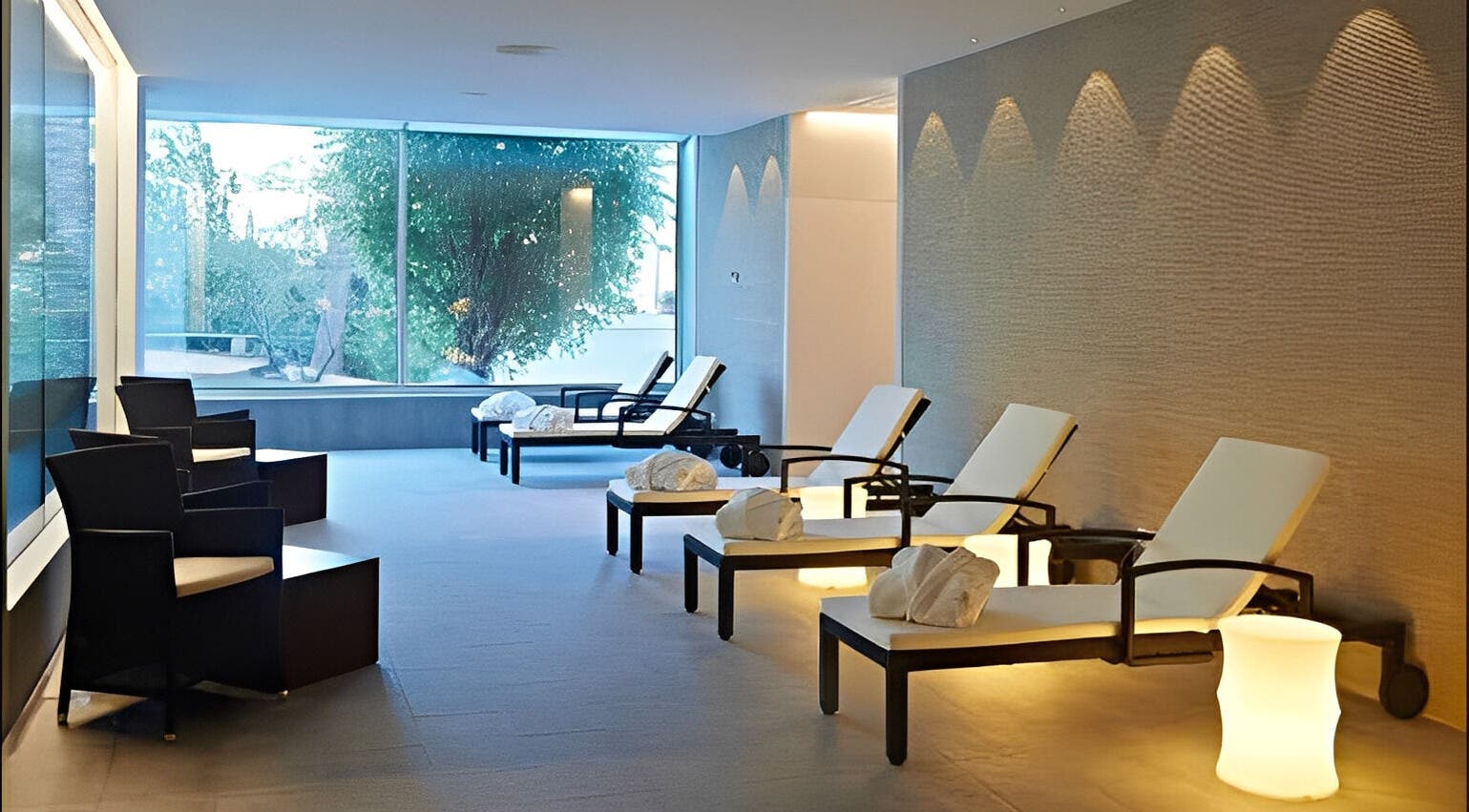 Sala de descanso elegante en Mallorca Wellness SPA - Eurotel Punta Rotja, Illes Balears, ES, con tumbonas modernas.